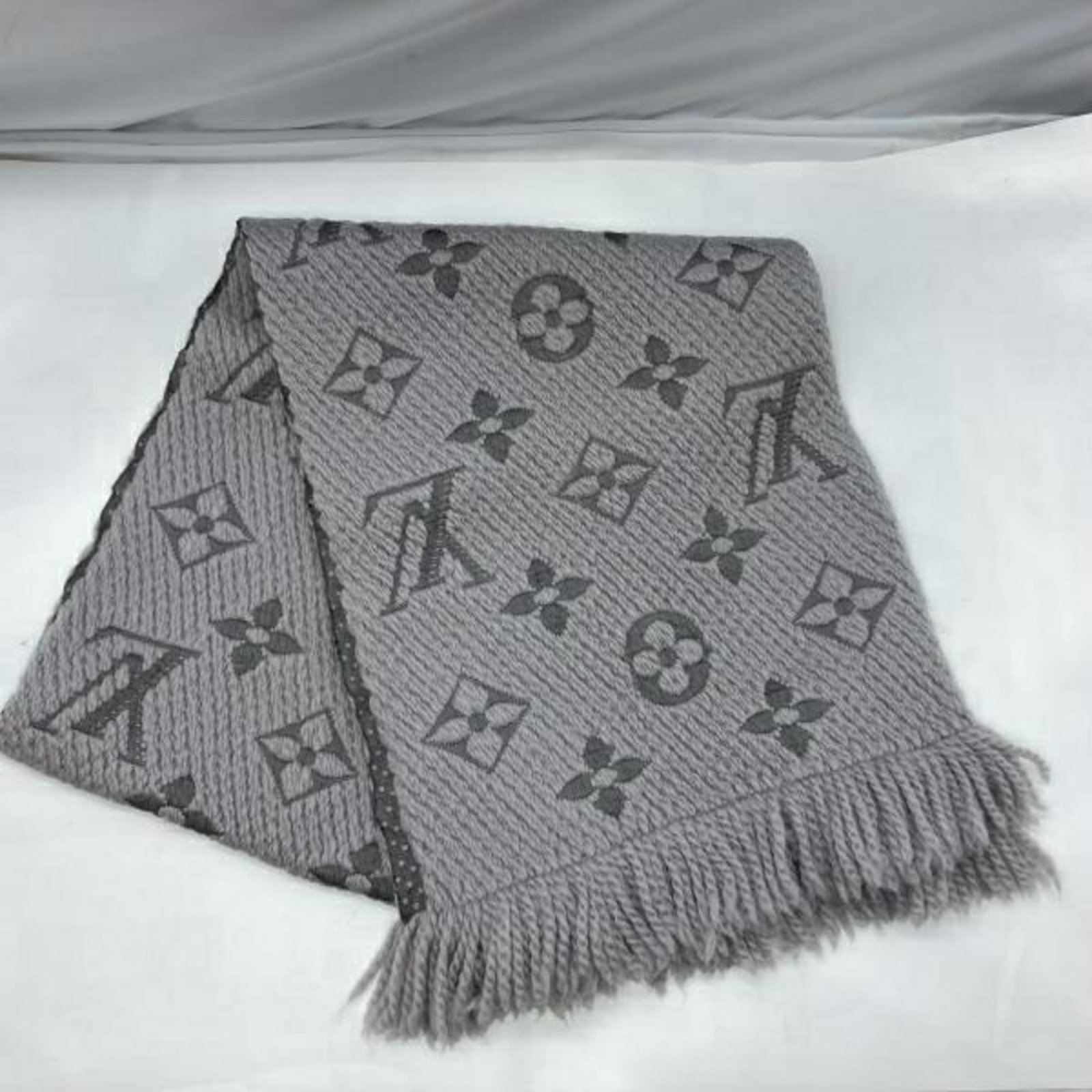 Louis Vuitton Stole Wool: Louis Vuitton Stole Wool Louis Vuitton Stole Wool is a unique piece measuring 1.59m x 30cm, featuring a striking blue and gray color combination. Made from high-quality wool, this stole boasts a