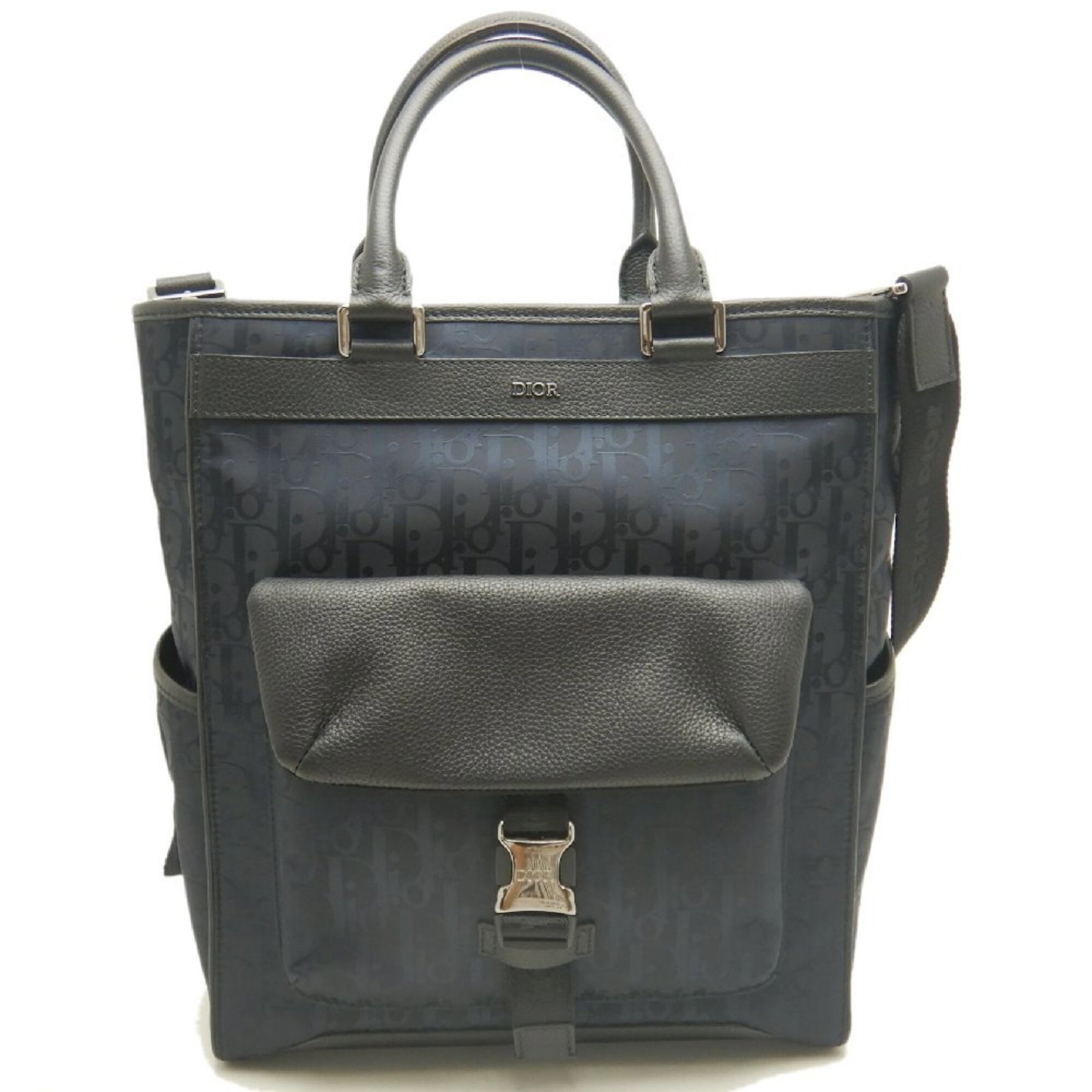 Dior Nylon Tote Bag Christian: Dior Nylon Tote Bag Christian Navy nylon tote bag from Christian Dior, featuring a silver closure and adjustable straps that can be customized to fit your style. This stylish bag measures 34cm x 28.5c