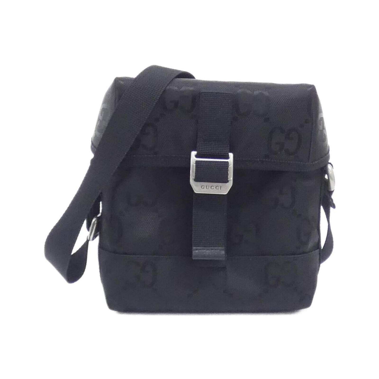 Shoulder Bag Nylon Gucci: Shoulder Bag Nylon Gucci Nylon Gucci shoulder bag in black, featuring a 19cm x 16cm x 7cm size and a durable nylon material. The bag bears a signature, a notable detail of its design. Item Specifics:
