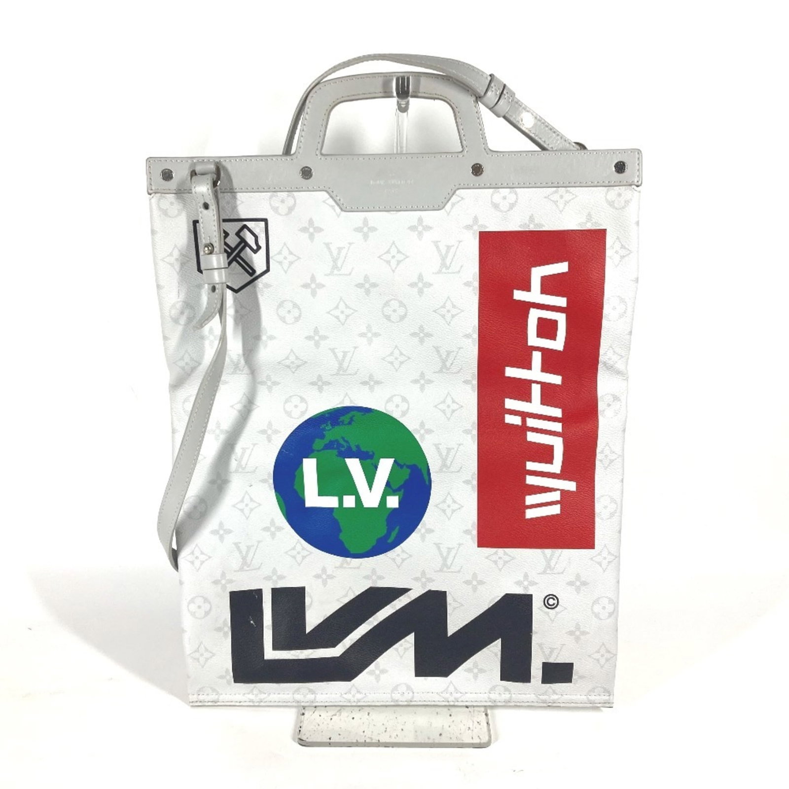 Shoulder Bag Tote Monogram Louis Vuitton: Shoulder Bag Tote Monogram Louis Vuitton White Monogram Louis Vuitton Shoulder Bag Tote. Made from high-quality materials, this bag features the iconic monogram pattern in white. With its classic