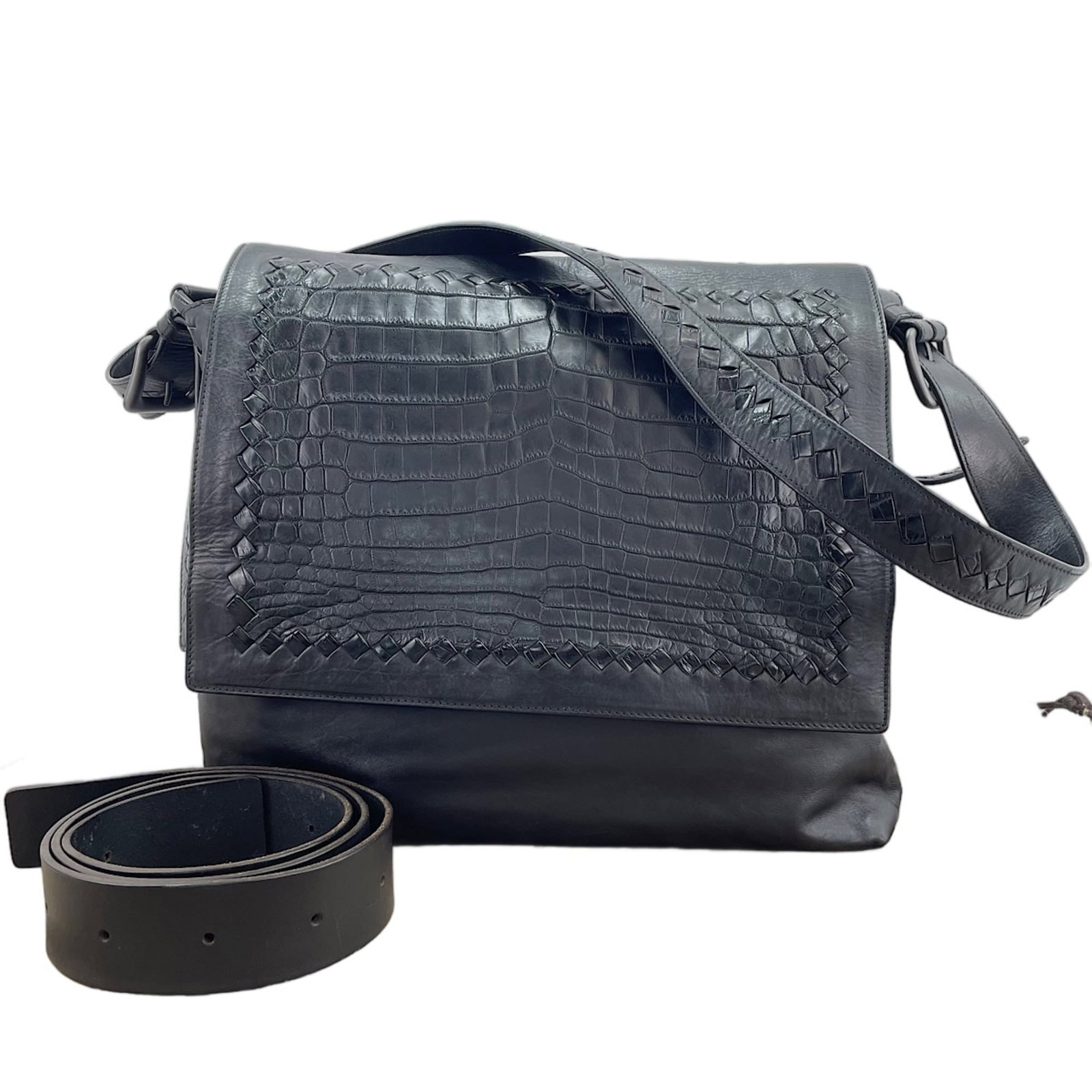 Bag Messenger from Veneta Bottega: Bag Messenger from Veneta Bottega Black messenger bag from Bottega Veneta, made in Italy, with dimensions 33cm x 36cm x 9cm. This stylish bag features a sleek design and a classic country of origin.