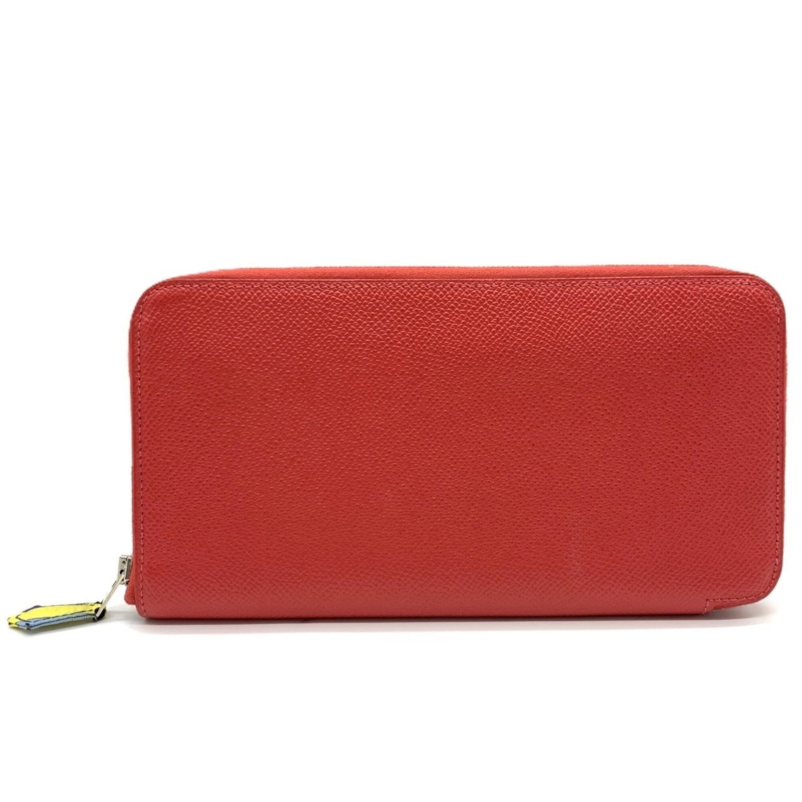 Epsom Leather Bi fold Wallet Hermes: Epsom Leather Bi fold Wallet Hermes Epsom leather, a luxurious and supple material, is used to craft this elegant bi-fold wallet from the Hermes Silk'in line. Measuring 11cm x 20cm x 1.4cm, the