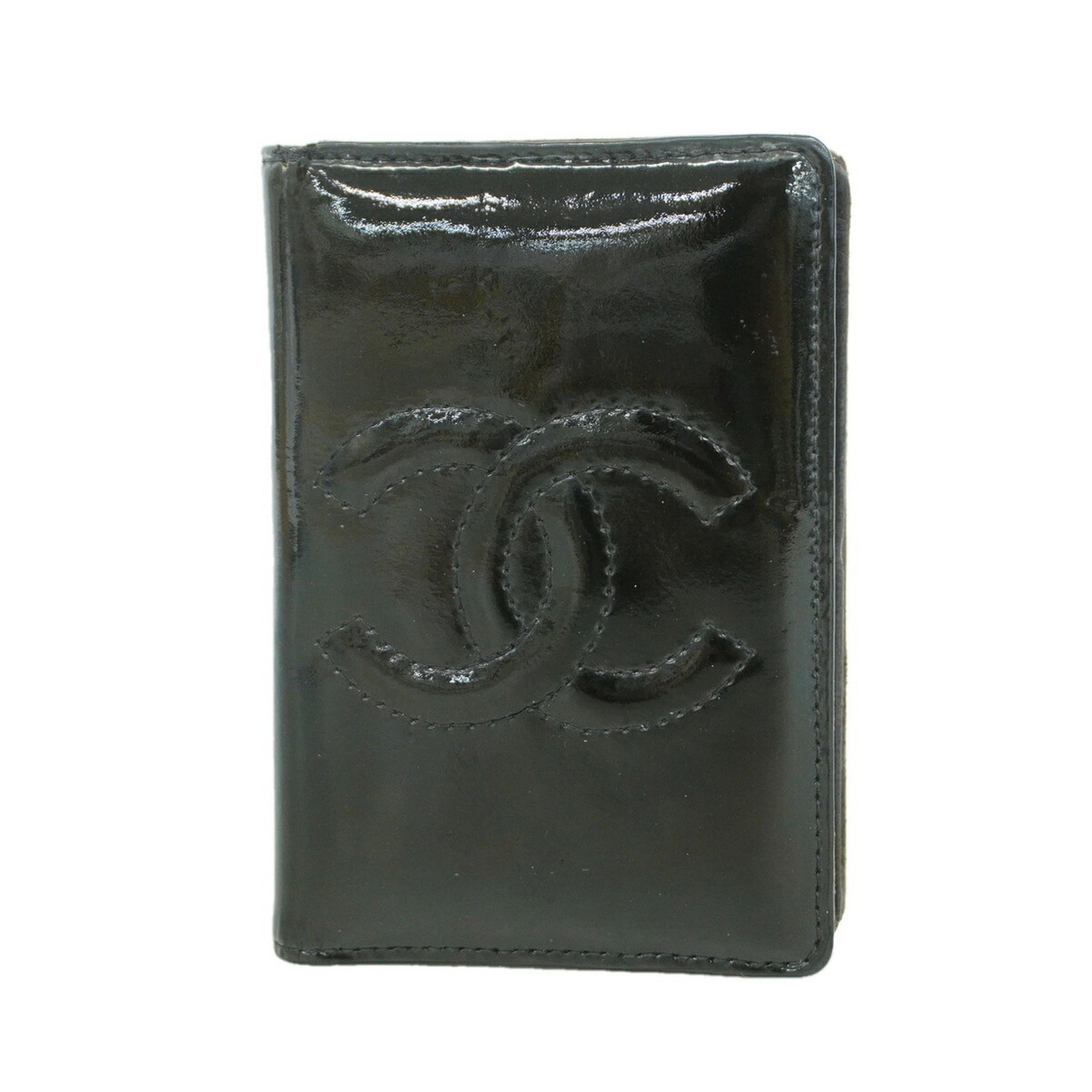 Patent Leather Chanel Card Case: Patent Leather Chanel Card Case Patent leather Chanel card case in black, measuring 11cm x 7.5cm x 1.5cm. This compact case features patent leather material, showcasing a sleek and sophisticated