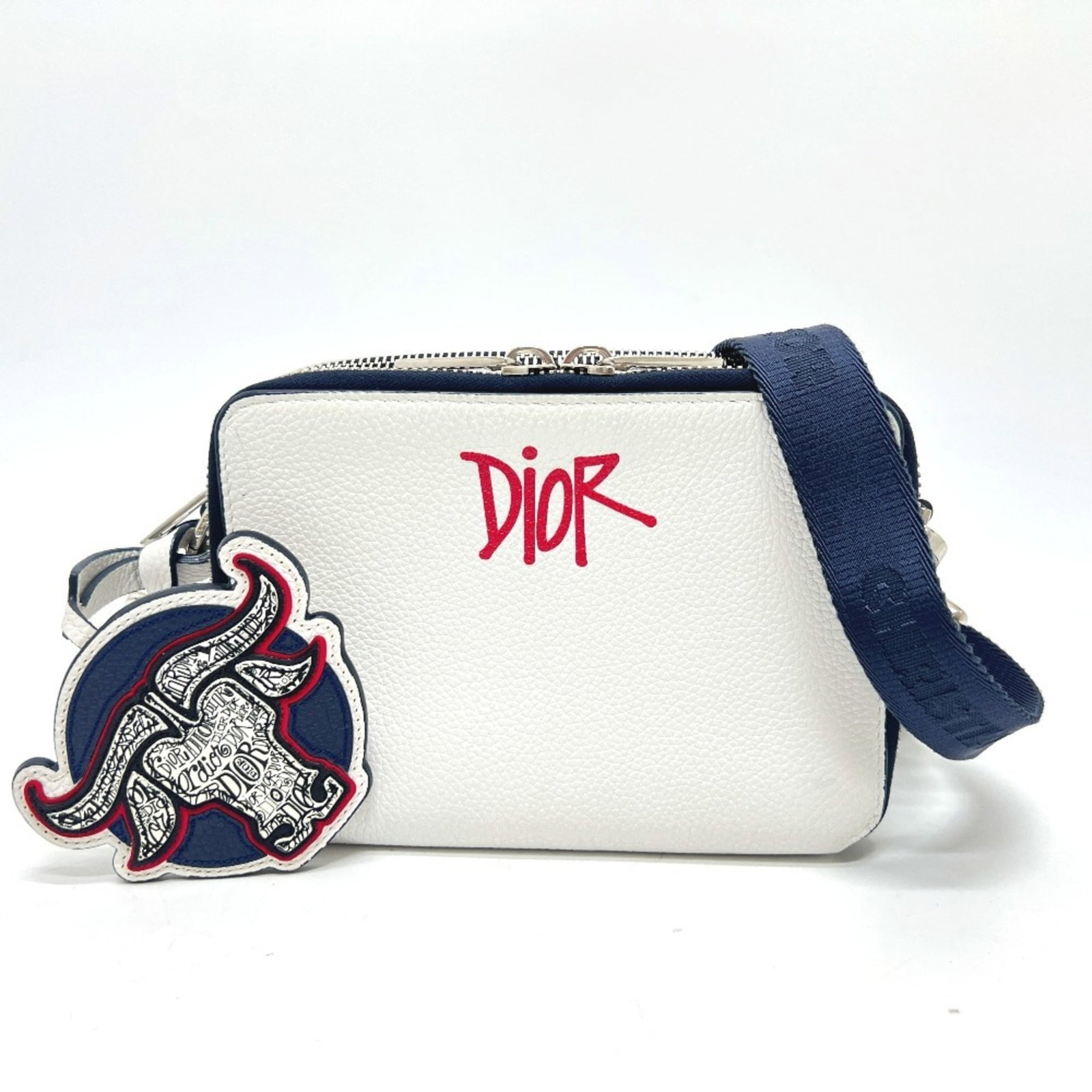 Shoulder Bag Leather Christian Dior: Shoulder Bag Leather Christian Dior This navy and white leather shoulder bag from Christian Dior features a classic design with clean lines and a timeless silhouette. Made from high-quality leather,