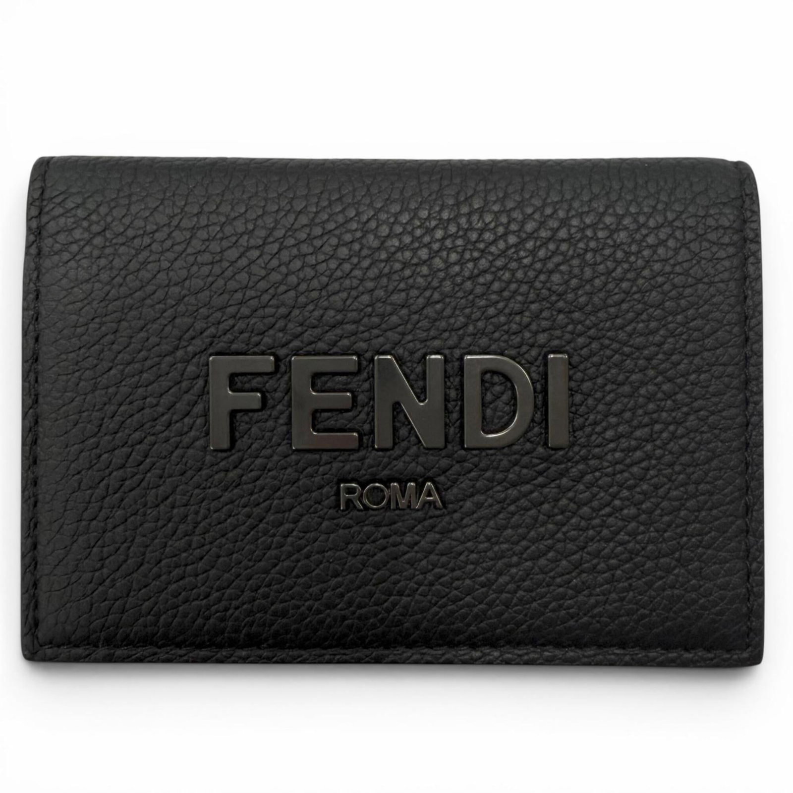Case Business Card Leather Fendi: Case Business Card Leather Fendi This Fendi business card case is crafted from high-quality leather, featuring a sleek black or gunmetal finish. Measuring 7.2cm x 10.5cm x 1.5cm, it provides a