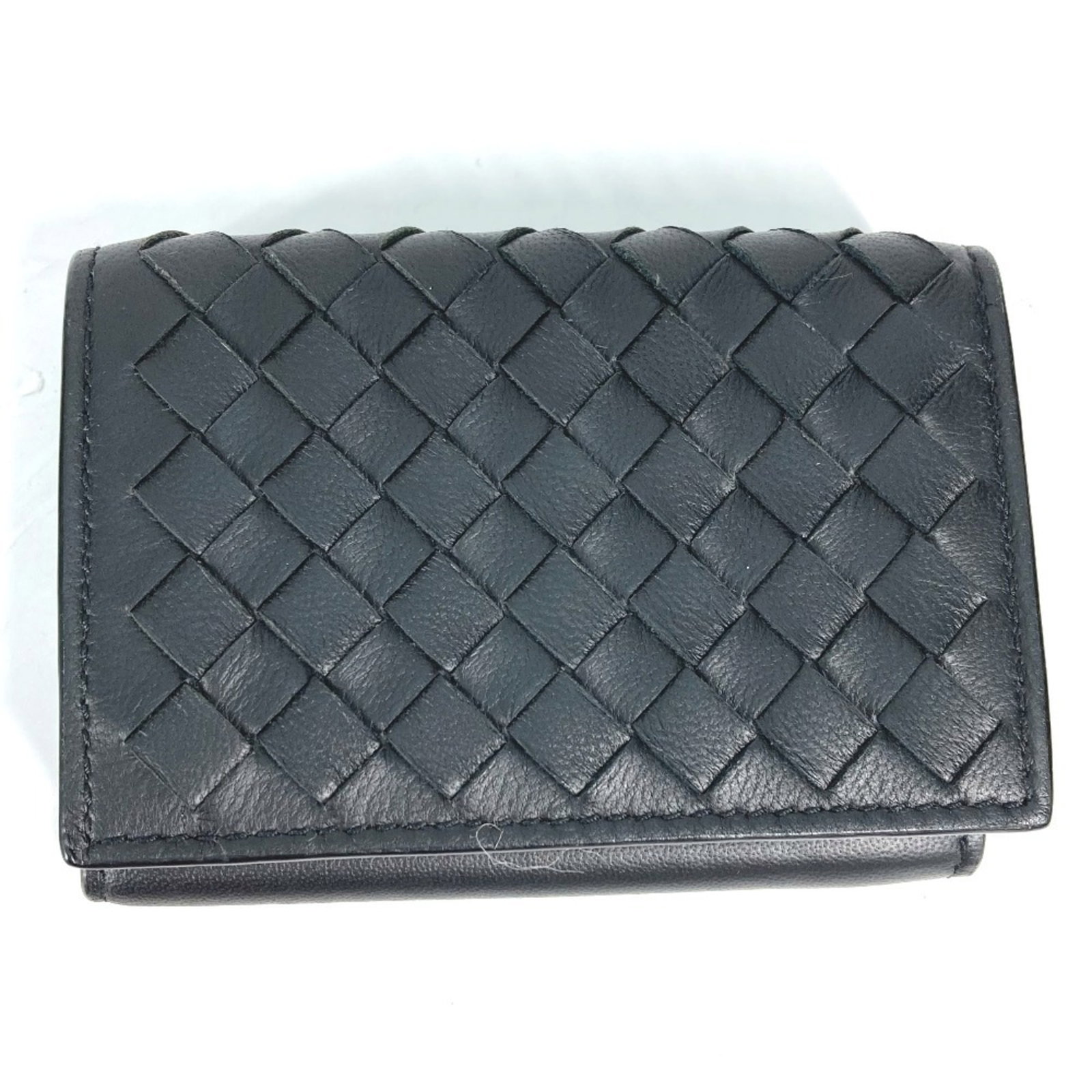 Intrecciato Wallet Tri-Fold Bottega: Intrecciato Wallet Tri-Fold Bottega Intrecciato Wallet Tri-Fold Bottega features a sleek black design with a tri-fold layout, perfect for everyday use. This wallet is presented in a luxurious box and