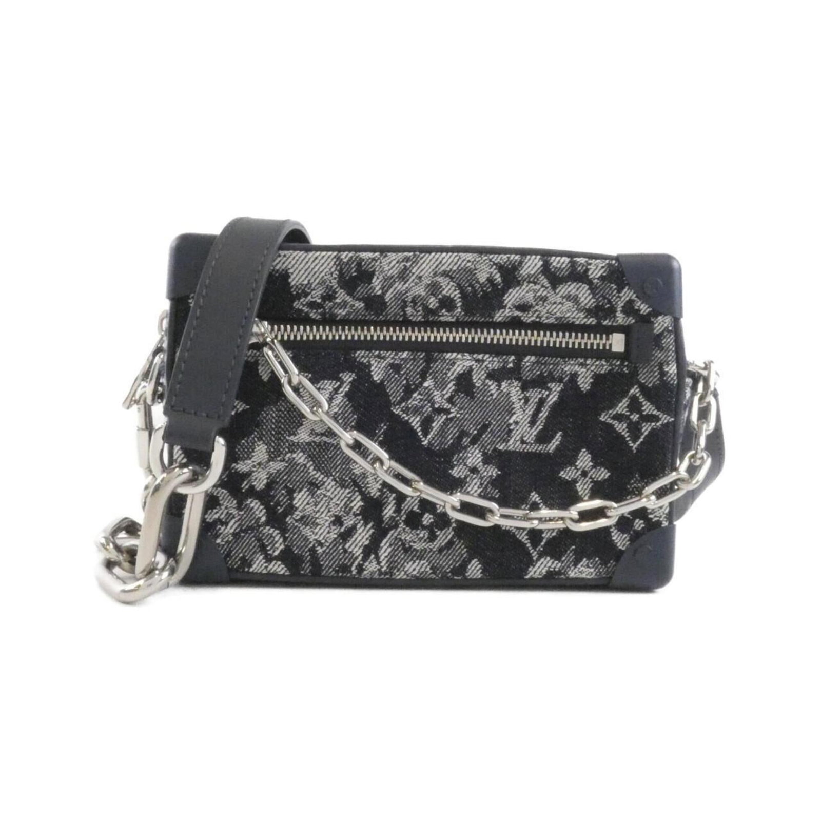 Shoulder Bag Canvas Louis Vuitton: Shoulder Bag Canvas Louis Vuitton Canvas Louis Vuitton shoulder bag with silver hardware, featuring the iconic monogram pattern. Measuring 13cm x 18cm x 8cm, this stylish bag weighs 620g and has a 120