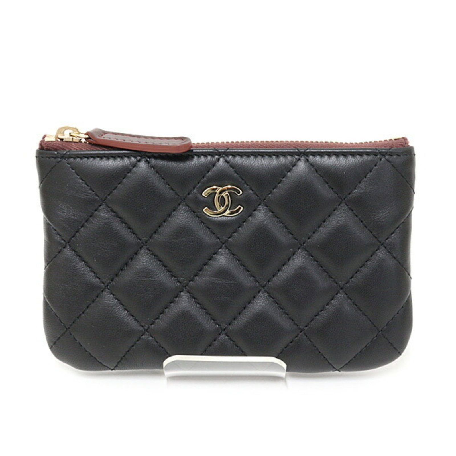 Coin purse in leather case: Coin purse in leather case This sleek leather coin purse is crafted from high-quality lambskin, featuring a classic black finish. Measuring 9.5cm x 15cm x 1.5cm, it provides a spacious and secure