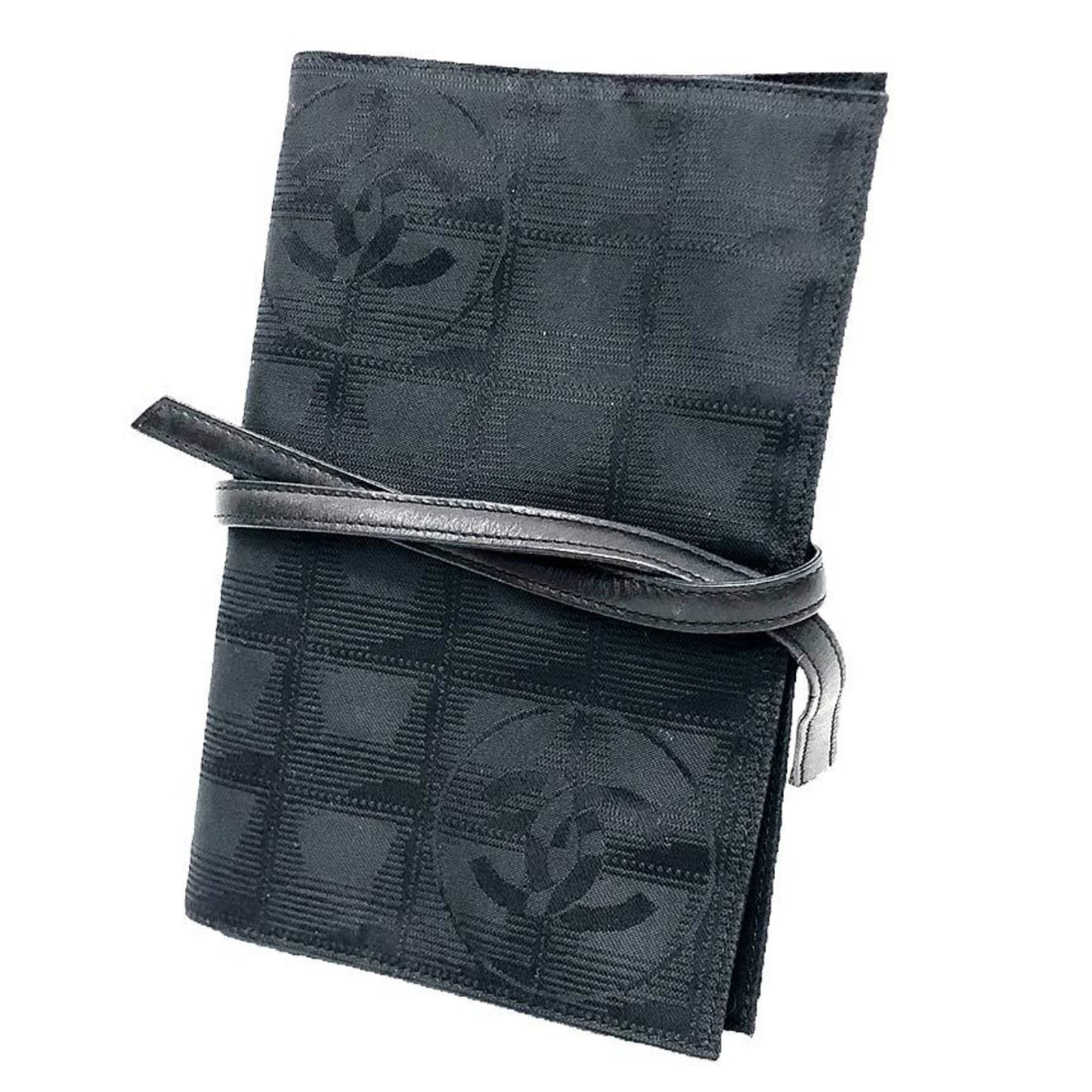Pouch New Line Travel Chanel: Pouch New Line Travel Chanel New Line Travel Pouch from Chanel, crafted in Italy with a sleek black finish, measures 17.5cm x 12cm x 6.88'' x 4.72''. This stylish pouch features the iconic Chanel