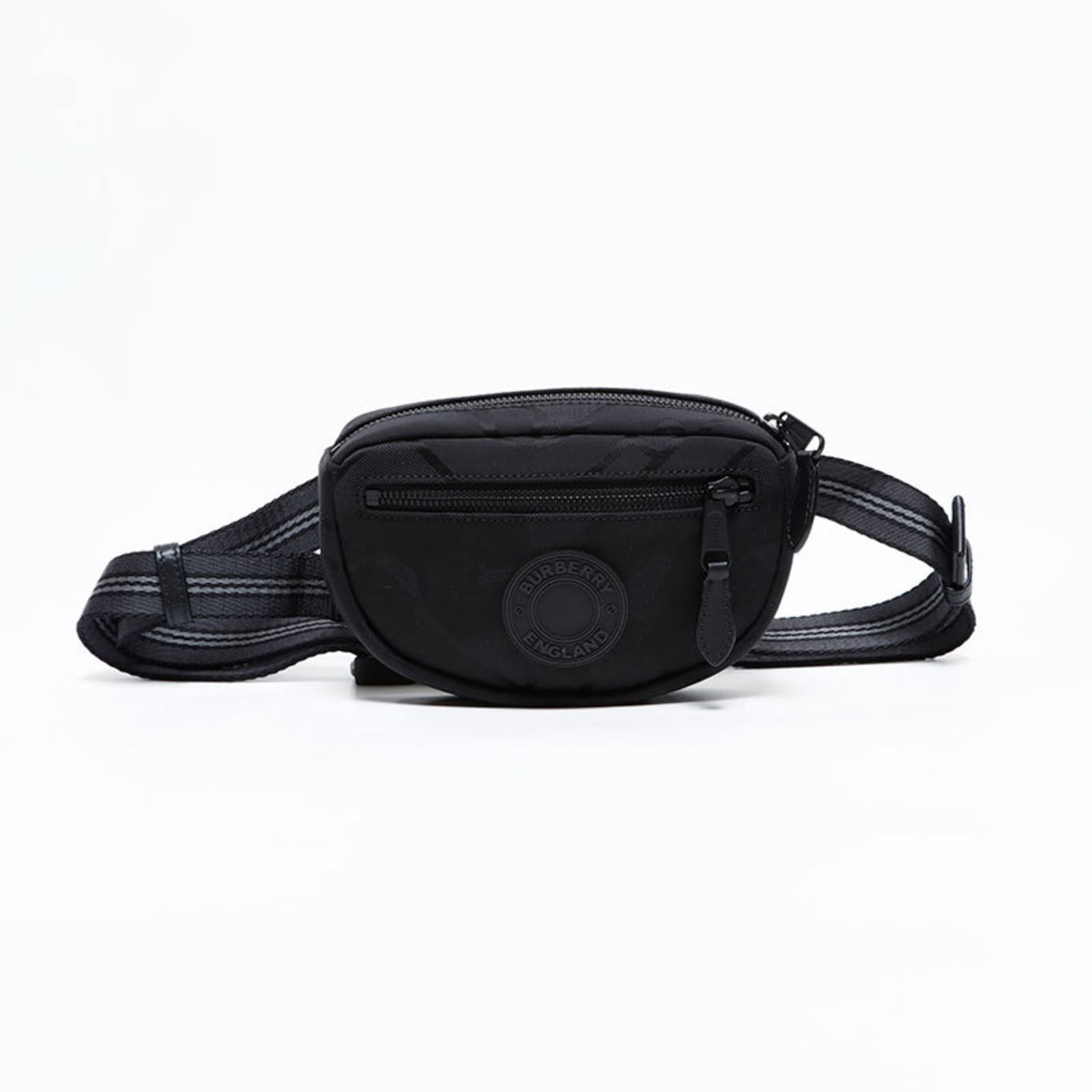 Burberry Fanny Pack Shoulder Bag Nylon: Burberry Fanny Pack Shoulder Bag Nylon Burberry's iconic nylon shoulder bag is a stylish accessory that combines functionality and fashion. The black fanny pack features a classic design with a 12cm