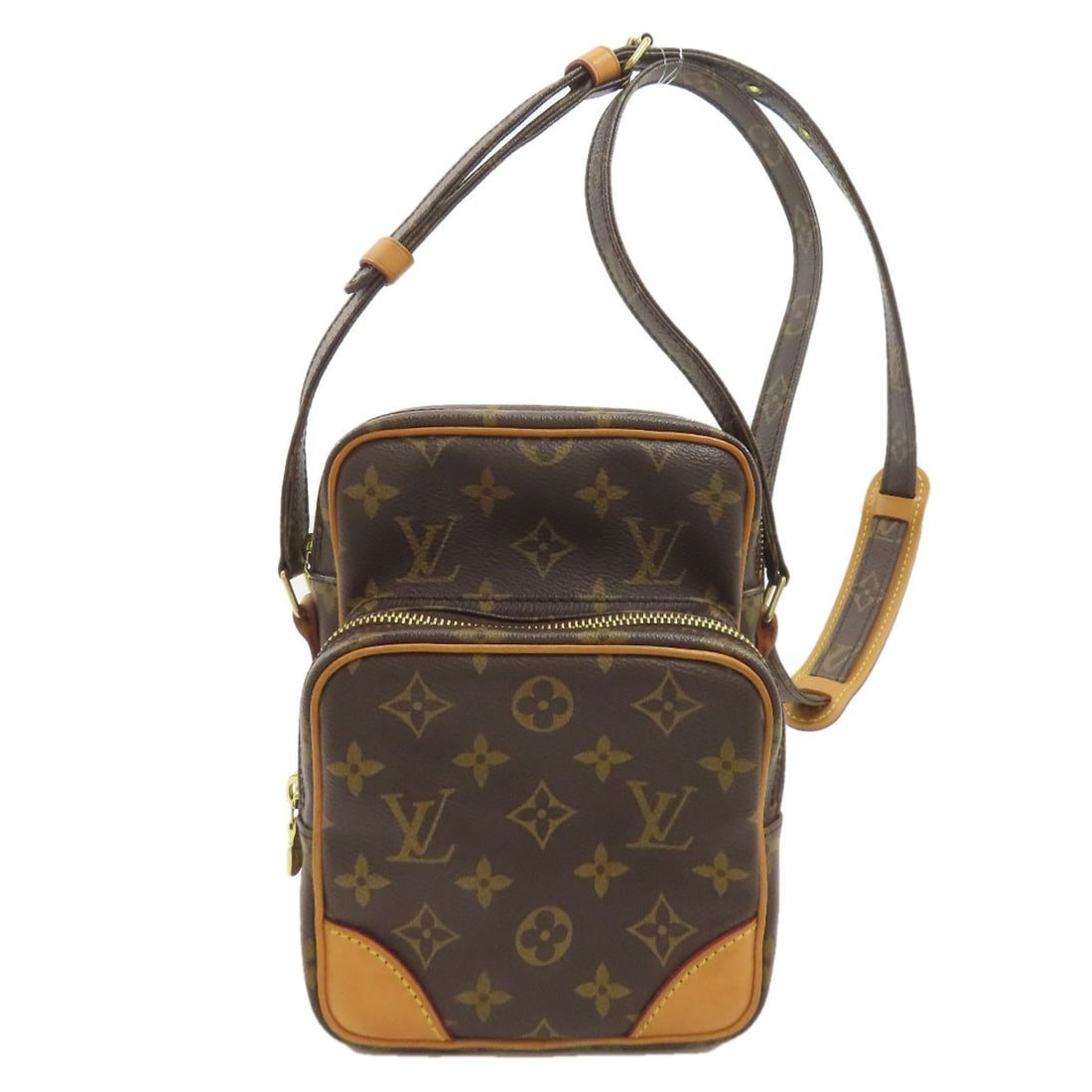 Monogram Canvas Louis Vuitton M45236 Amazon Shoulder Bag: Monogram Canvas Louis Vuitton M45236 Amazon Shoulder Bag Monogram canvas exterior adds a touch of timeless elegance to this classic shoulder bag, featuring a signature Louis Vuitton design. Made from