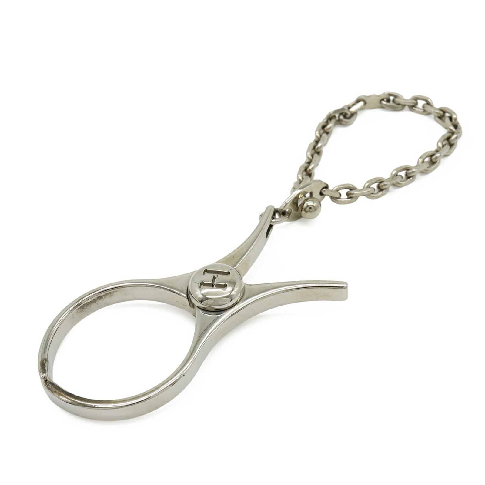 Metal glove holder silver Hermes Philo: Metal glove holder silver Hermes Philo Silver Hermes Philo metal glove holder, measuring 6cm x 2.8cm, is a compact accessory featuring a metal charm. The item is attached to a 13cm chain/strap,