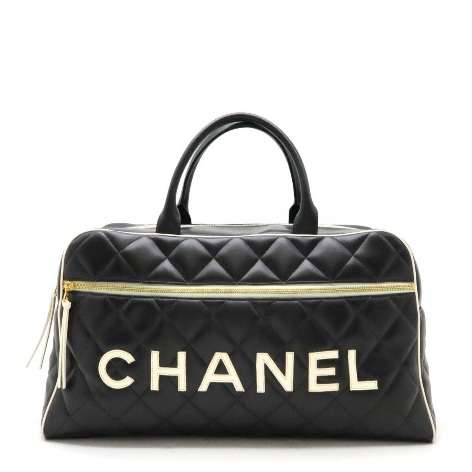 Boston Bag Leather by Chanel: Boston Bag Leather by Chanel Boston Bag Leather by Chanel - A Timeless Black Leather Handbag. This sleek Boston bag features high-quality black leather construction, measuring 26cm x 47cm x 14.5cm.