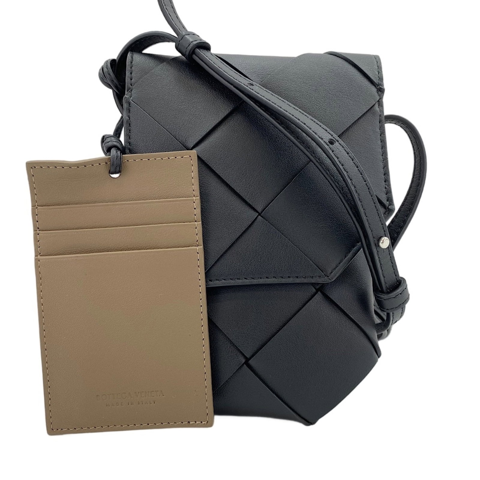 Pouch Shoulder Bag Bottega: Pouch Shoulder Bag Bottega Bottega Veneta's Pouch Shoulder Bag is a sleek and understated accessory, crafted from high-quality materials and boasting a signature intrecciato weave. Measuring 19cm x