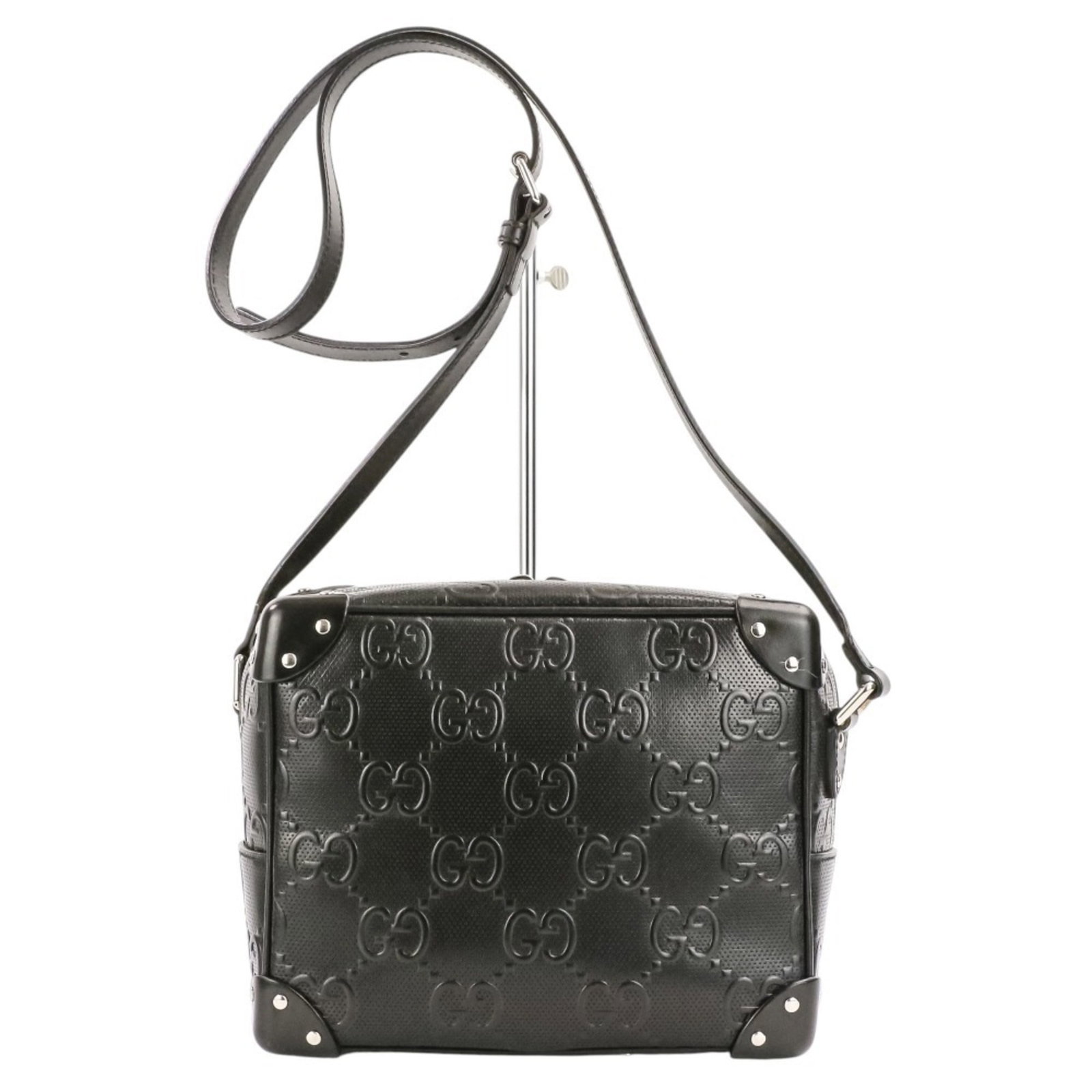 Shoulder Bag Leather: Shoulder Bag Leather This sleek black leather shoulder bag is crafted from high-quality leather, measuring 18cm x 22cm x 9.5cm. The bag's classic design makes it a versatile accessory for everyday use