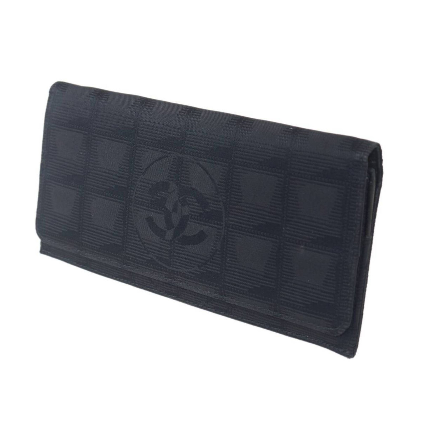 Bi Fold Wallet Chanel: Bi Fold Wallet Chanel Black bi-fold wallet from Chanel's New Travel Line, measuring 9cm x 19cm x 1.6cm, offering a sleek and compact design. This long wallet features a classic Chanel style with a
