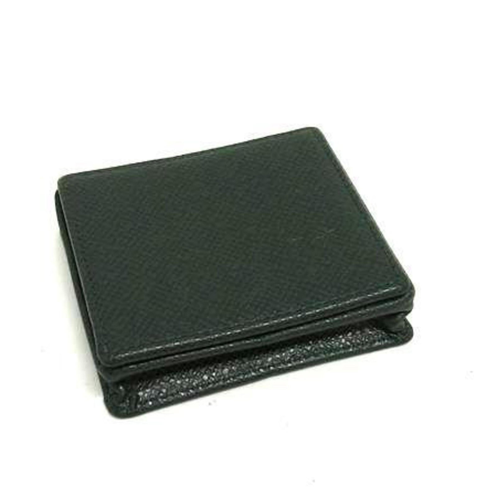 Coin Purse Case Leather Taiga Coin Louis Vuitton: Coin Purse Case Leather Taiga Coin Louis Vuitton Taiga leather coin purse case from Louis Vuitton, crafted in France with a distinctive Episea, Green color. Measuring 7.5cm x 8.5cm x 2cm, this compact
