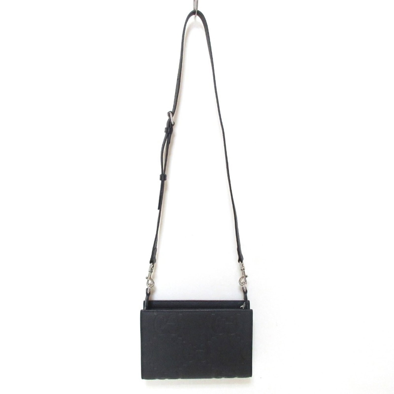 Shoulder Bag: Shoulder Bag Black Gucci shoulder bag with a 97cm strap length, measuring 15cm x 22cm x 5cm. This stylish bag features a sleek design and a compact size, making it easy to carry. Its classic black