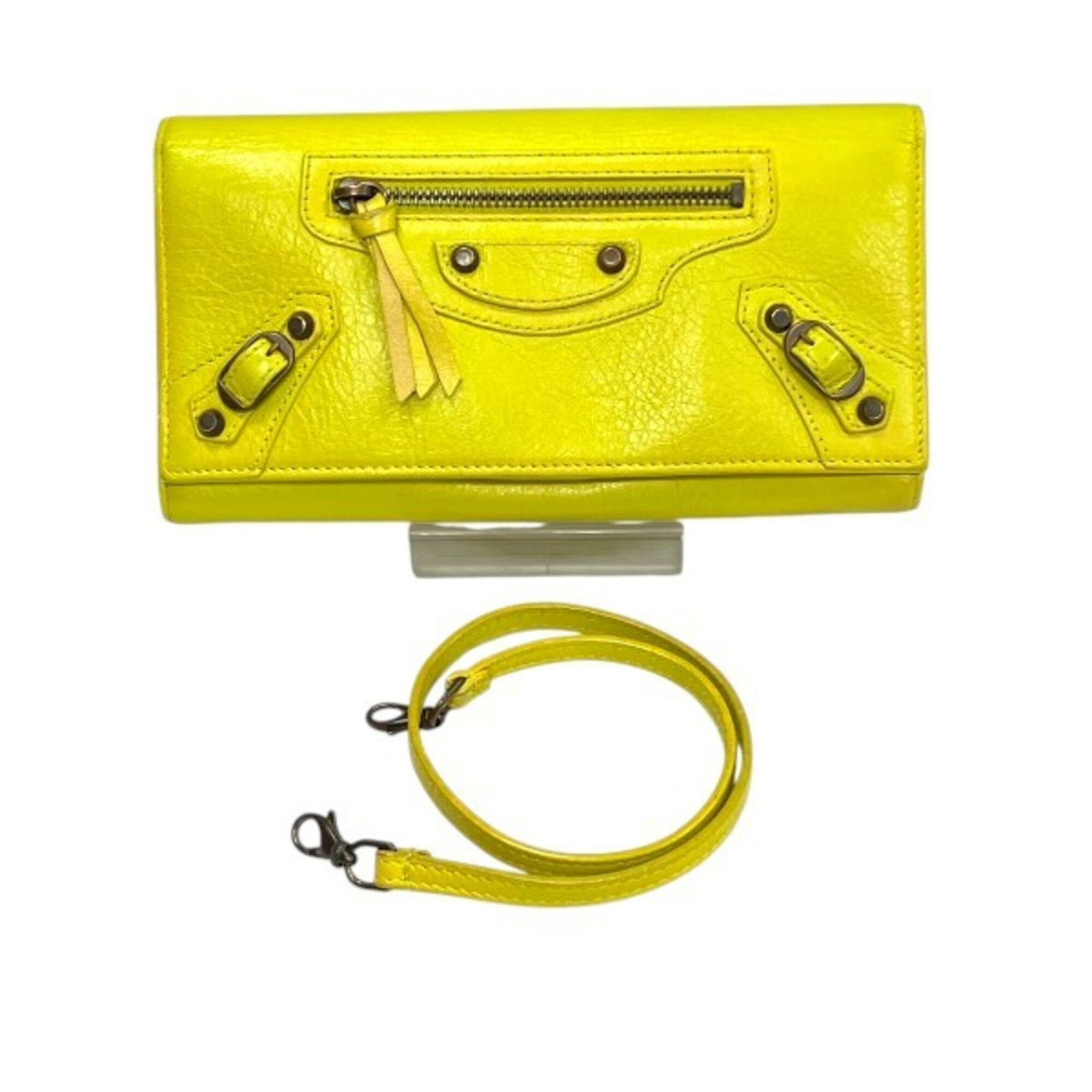 Chain Leather Wallet Shoulder: Chain Leather Wallet Shoulder Chain Leather Wallet Shoulder features a unique blend of style and functionality, with its chain design adding a touch of edginess to a classic leather wallet. Made from 