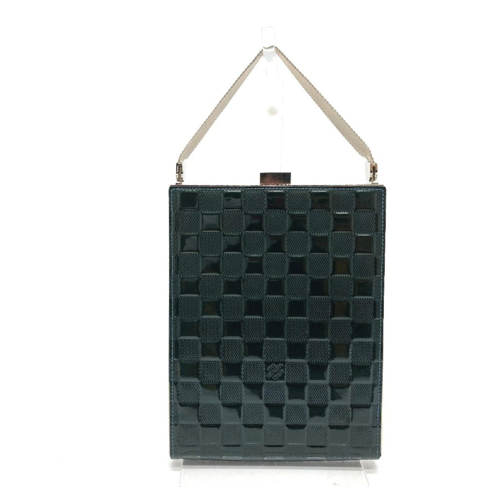 Handbag Damier Vernis Patent Leather Louis: Handbag Damier Vernis Patent Leather Louis Damier Vernis, patent leather, and classic design come together in this iconic Louis Vuitton handbag. Measuring 22.5cm x 17cm x 3cm, it's a stylish and
