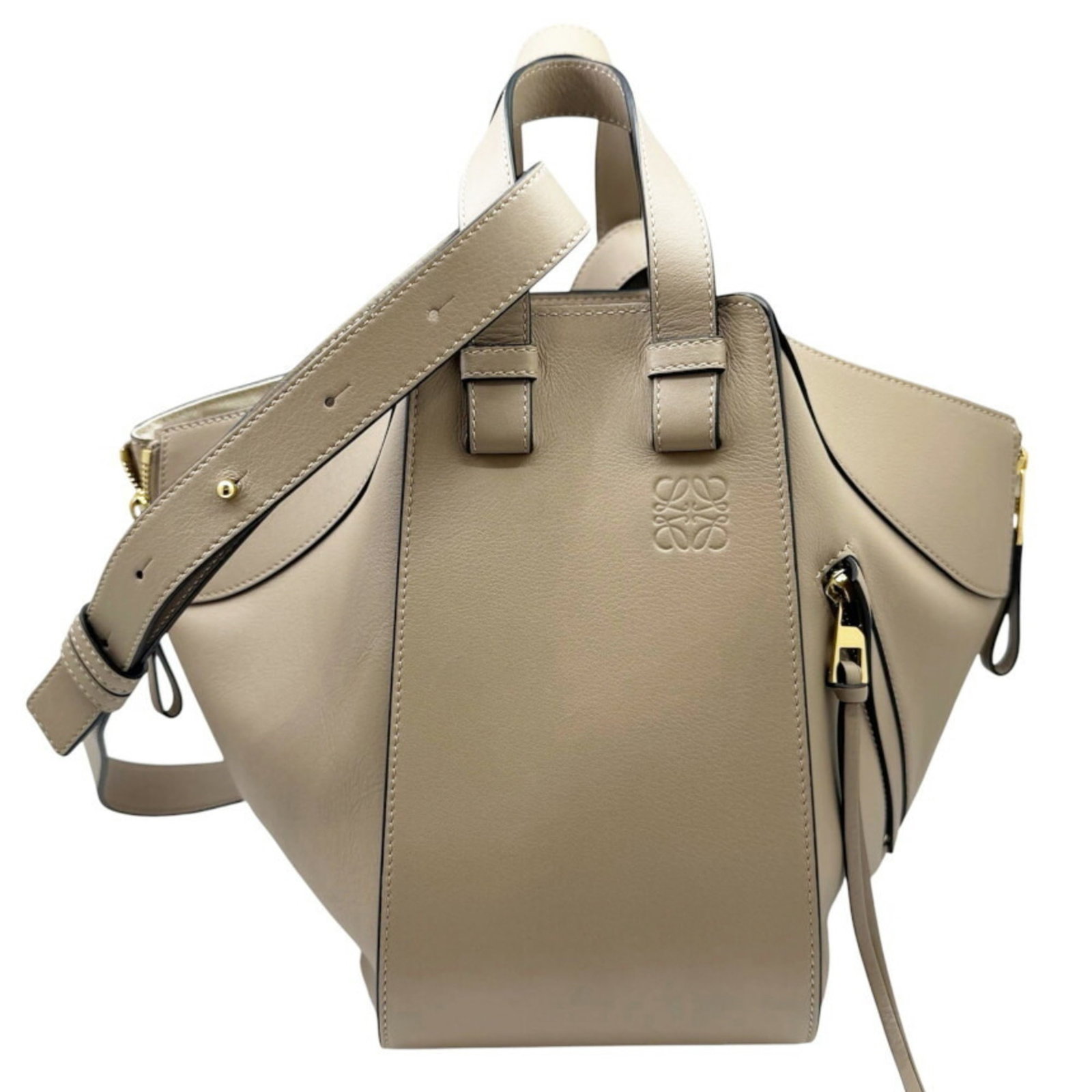 Shoulder Bag Leather Loewe Handbag: Shoulder Bag Leather Loewe Handbag Grayish leather shoulder bag from Loewe, with a 24cm x 40cm size and 26cm handle length. The bag features a sturdy design with adjustable strap length of 64cm -