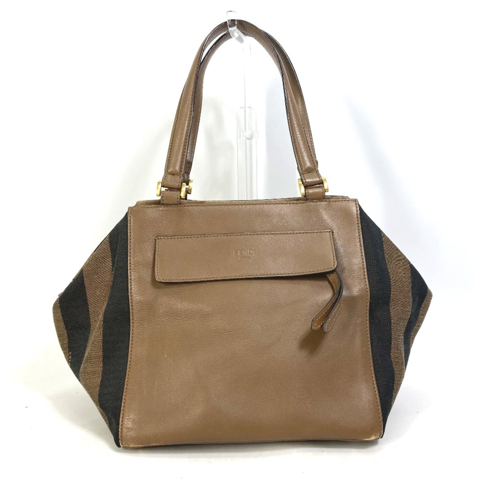 Handbag Leather Fendi: Handbag Leather Fendi Handbag made from high-quality leather, featuring a classic brown color and a size of 21.5cm x 22.5cm x 21.5cm. This Fendi handbag model, 8BN251, is a stylish and practical