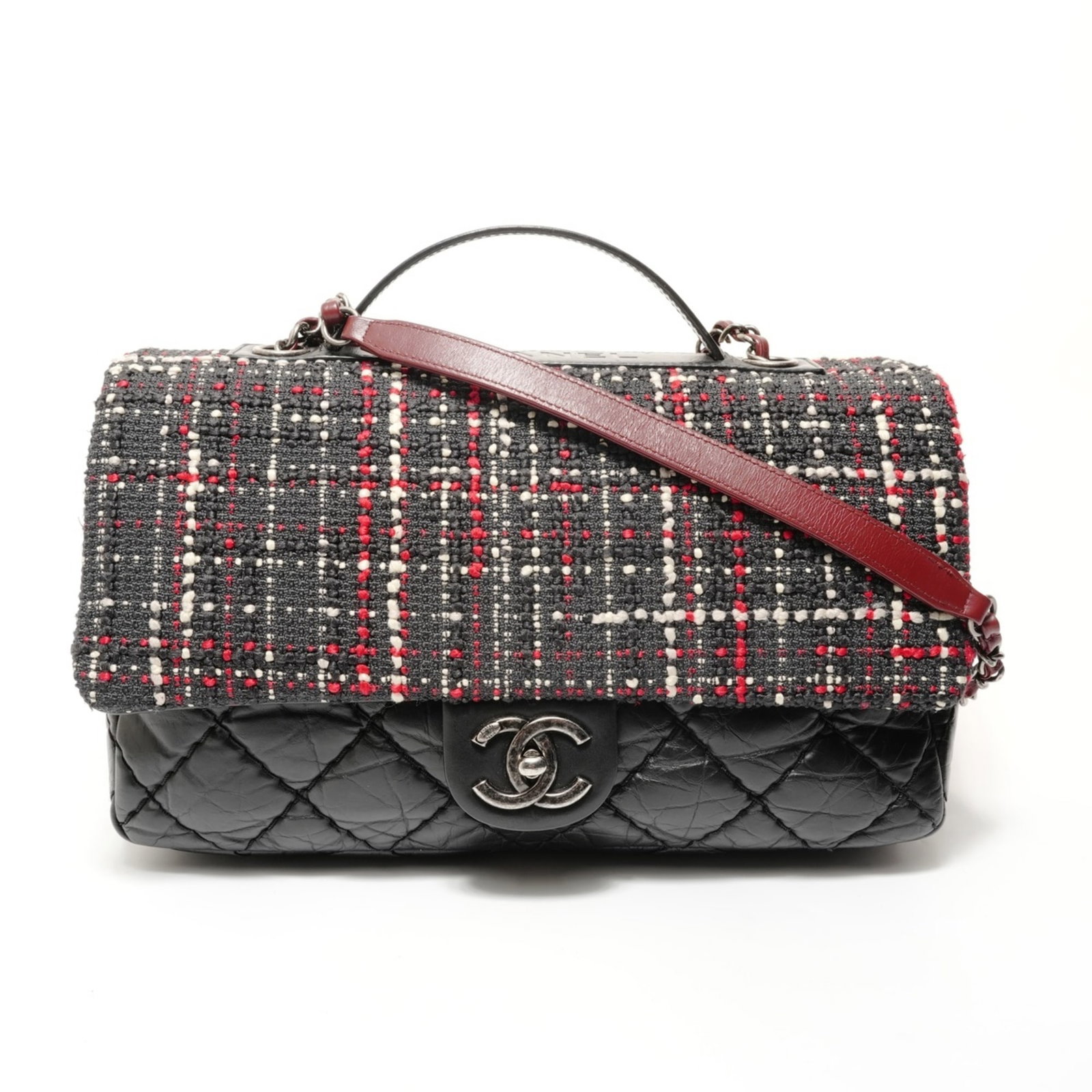 Tweed shoulder bag by Chanel: Tweed shoulder bag by Chanel Tweed shoulder bag by Chanel, featuring a classic design with a timeless black color, made from high-quality tweed material, and boasting a sturdy 117cm strap length.