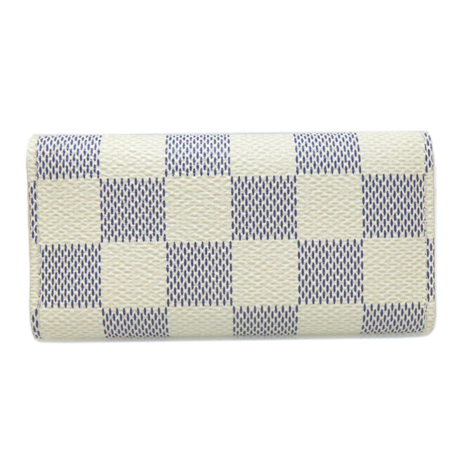 Keycase Damier Canvas Louis Vuitton: Keycase Damier Canvas Louis Vuitton Damier Azur canvas and calf leather come together in this sleek keycase from Louis Vuitton, featuring four key hooks for easy organization. Measuring just 5.5cm x 1