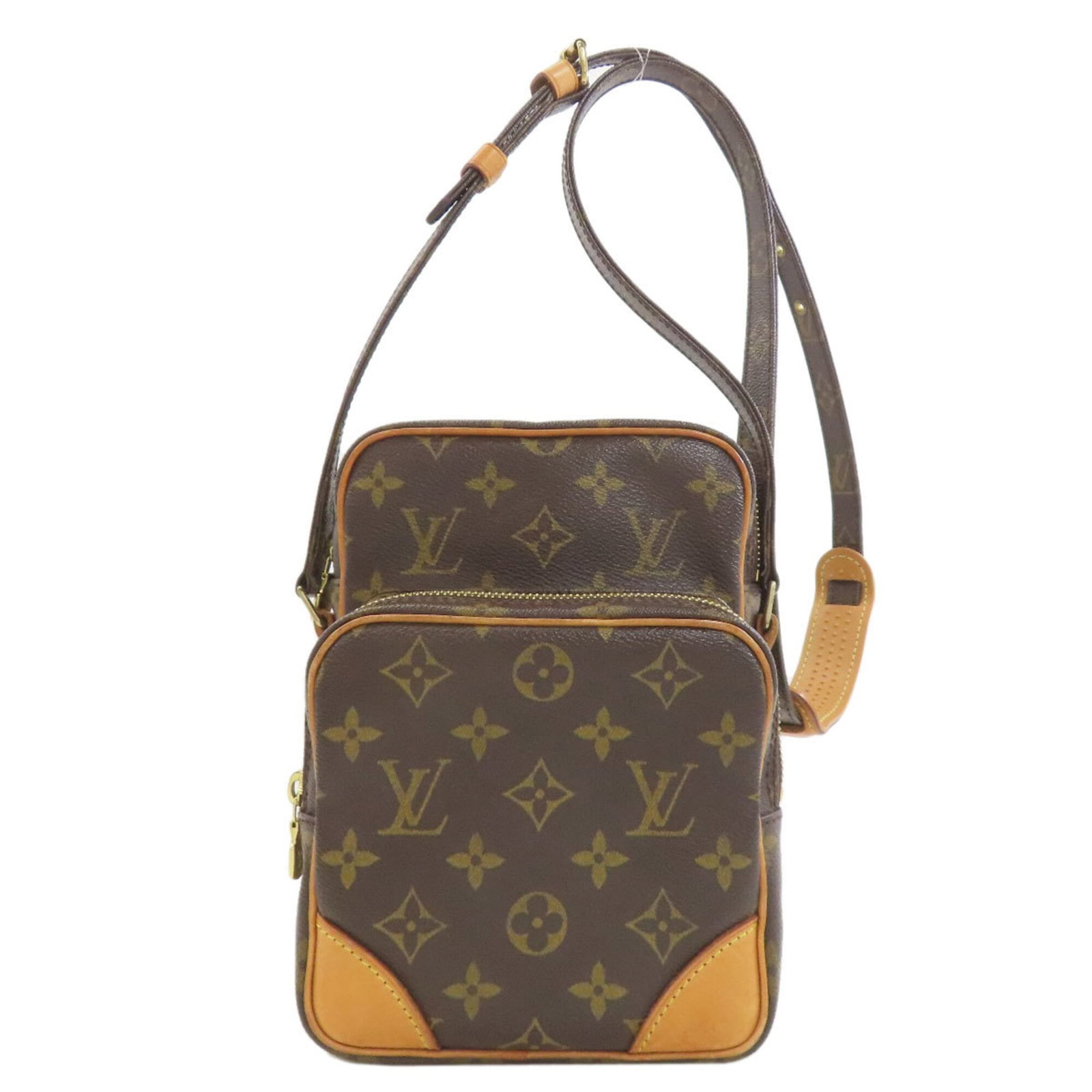 Shoulder Bag Monogram Louis Vuitton: Shoulder Bag Monogram Louis Vuitton Monogrammed with iconic Louis Vuitton design, this shoulder bag boasts a timeless and elegant aesthetic. Measuring 21.5cm x 15cm x 9cm, it offers a stylish and