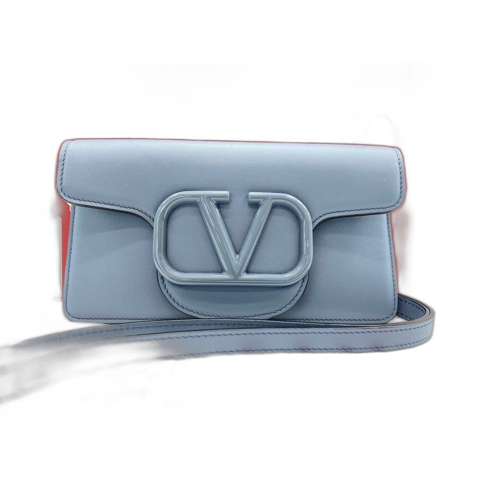 Shoulder Bag Valentino: Shoulder Bag Valentino Gray Valentino shoulder bag with 98cm strap length, measuring 11cm x 19cm x 1cm. This stylish bag features a sleek design and a compact size, making it perfect for everyday