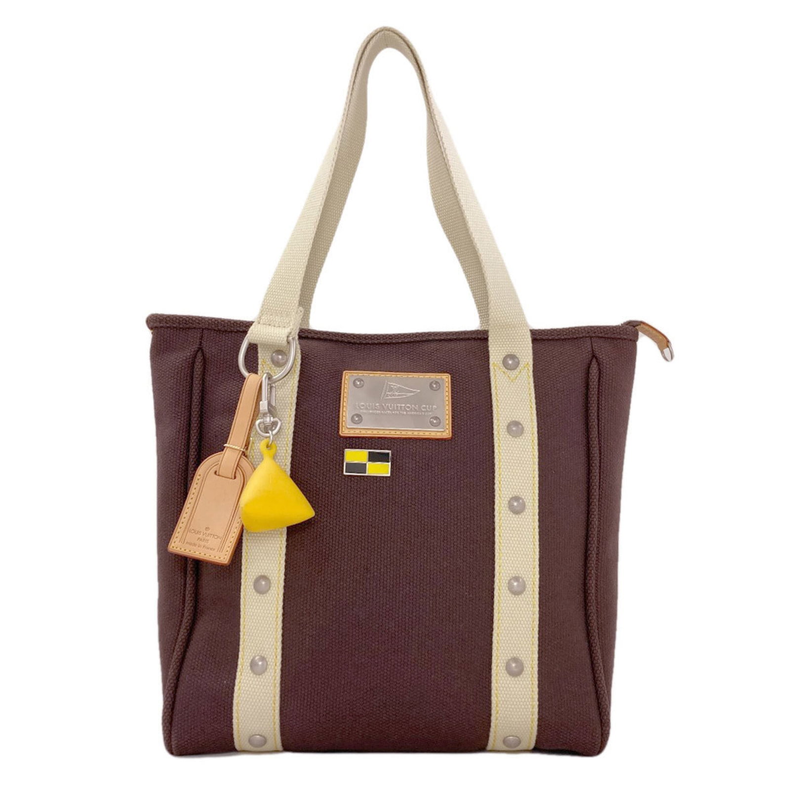 Canvas Louis Vuitton Tote: Canvas Louis Vuitton Tote Canvas Louis Vuitton Tote in Dark Brown.This classic tote bag features a timeless design with a canvas material and a signature dark brown color. Measuring 30cm x 29cm x
