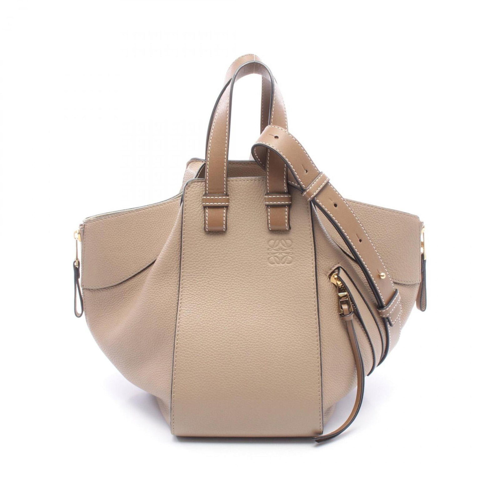 Handbag Leather Handbag: Handbag Leather Handbag This beige leather handbag from Loewe measures 25cm x 14cm x 25cm and features a classic design. Made from high-quality leather, its timeless style is sure to complement any ou