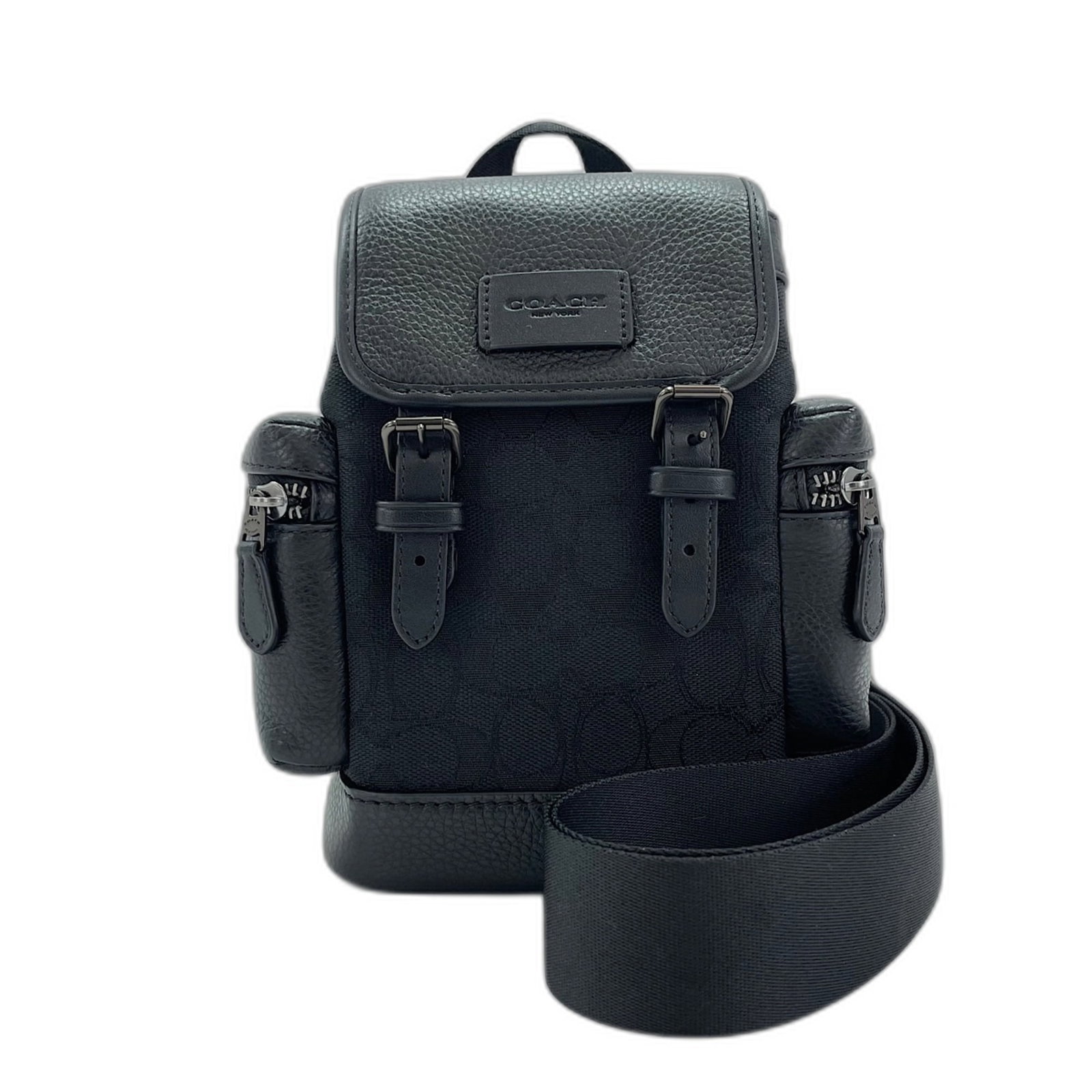 Coach Bag Shoulder: Coach Bag Shoulder This Coach bag shoulder features a sleek black design, measuring 20cm x 14cm x 7cm. The compact size and sturdy construction make it a practical accessory for everyday use. The bag 
