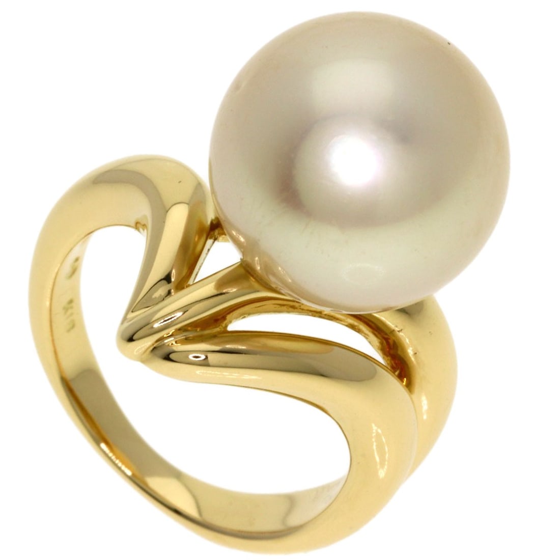 K18 Yellow Gold Pearl Ring Tasaki: K18 Yellow Gold Pearl Ring Tasaki K18 Yellow Gold Pearl Ring Tasaki boasts a stunning gold finish, crafted from high-quality K18 yellow gold. The ring features a beautiful pearl as its main stone,
