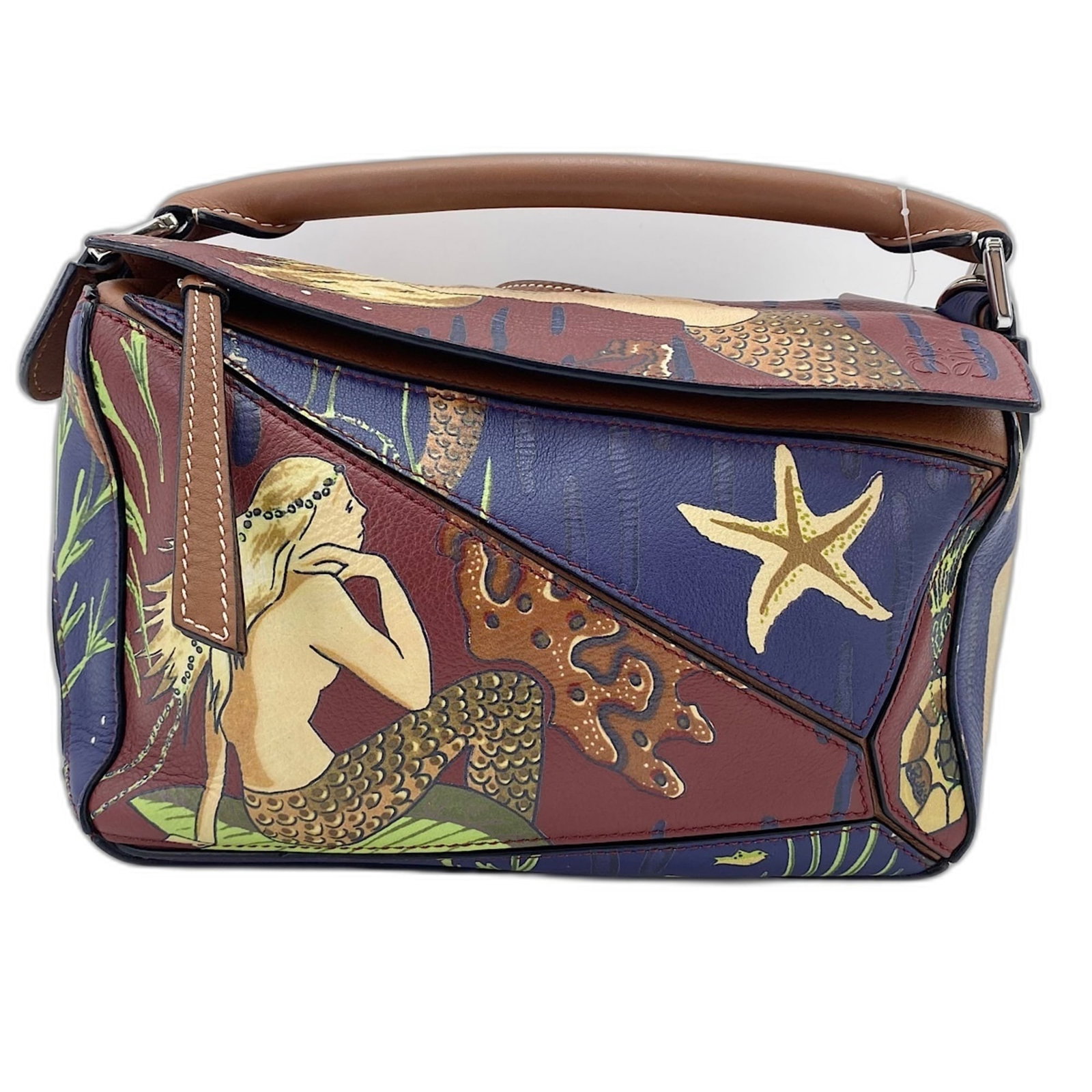 Shoulder bag from Loewe: Shoulder bag from Loewe The Loewe shoulder bag is a stylish and compact accessory, measuring 15cm x 30cm x 11cm, with a rich brown color and sleek design. This handbag features a signature that bears