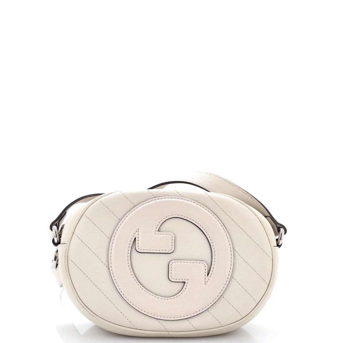 Gucci Camera Round Bag Quilted Leather Diagonal Blondie: Gucci Camera Round Bag Quilted Leather Diagonal Blondie White quilted leather Gucci camera round bag with a diagonal design, featuring silver hardware and a neutral interior. The bag has a great