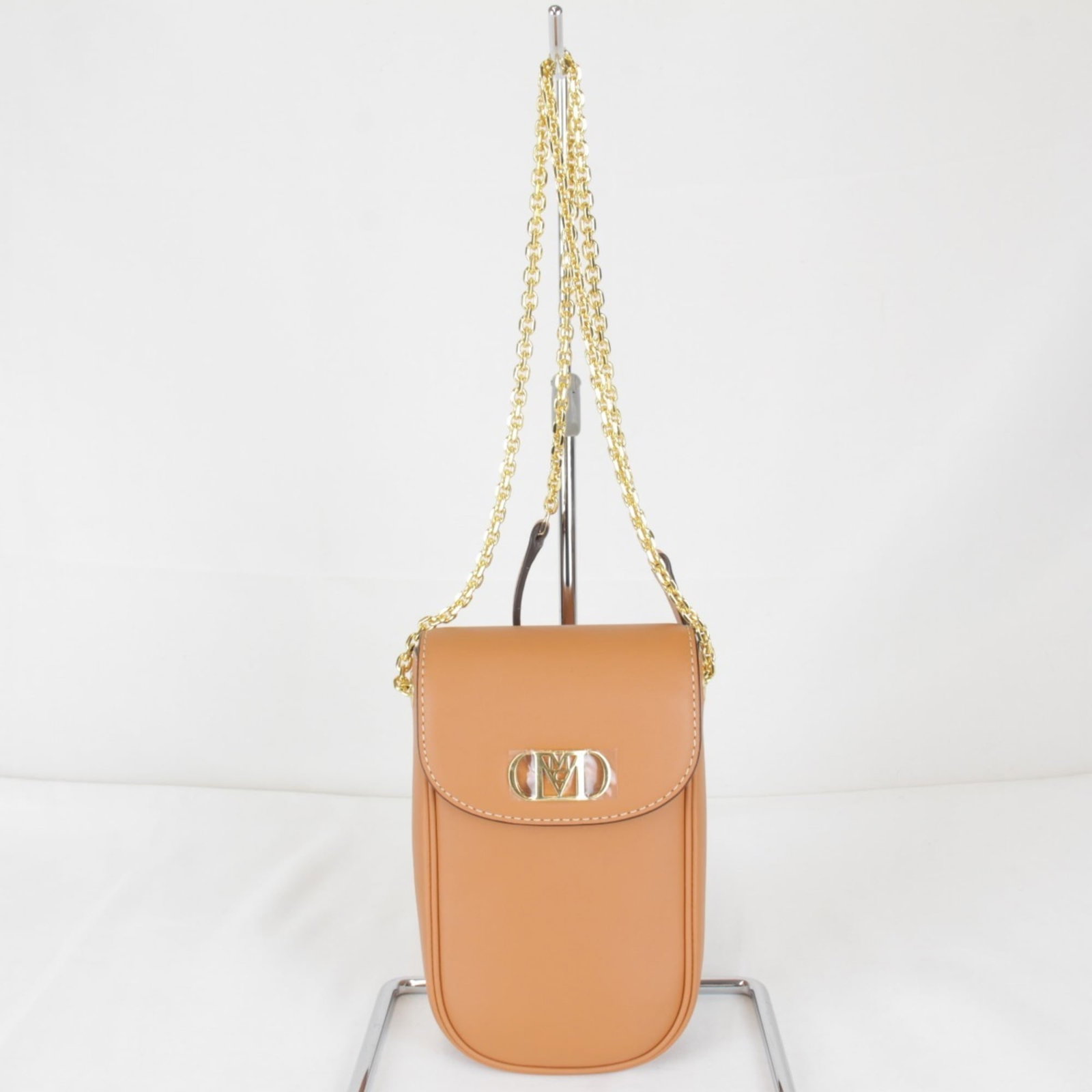 Leather Mcm Shoulder Bag: Leather Mcm Shoulder Bag The MCM Leather Shoulder Bag boasts a vibrant orange color and sleek design, measuring 18cm x 11cm x 4.5cm. Crafted from high-quality leather, this stylish shoulder bag