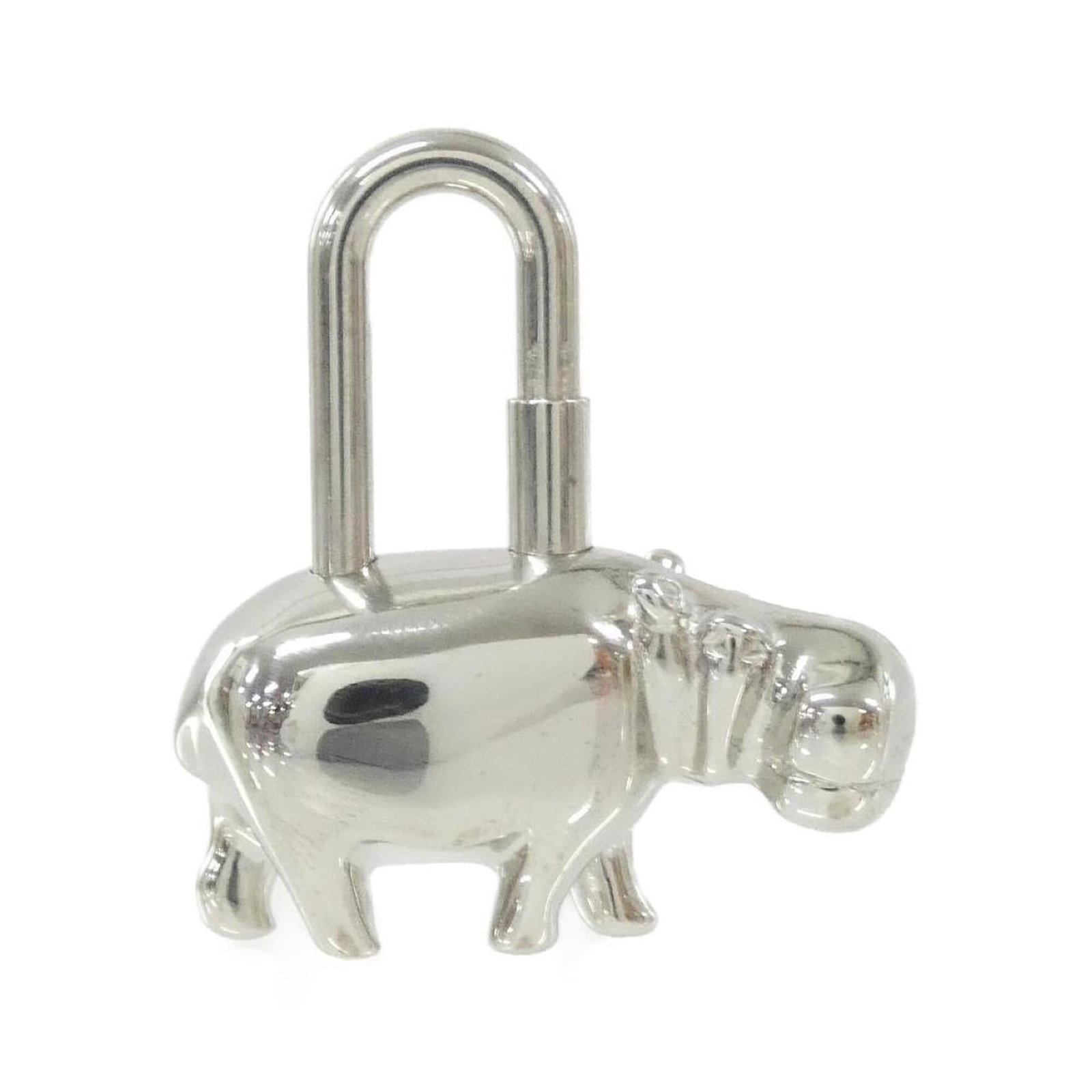 Keyring Hermes: Keyring Hermes Silver Keyring by Hermes, measuring 4cm x 3cm, features a sleek and sophisticated design. The keyring's compact size makes it easy to carry, while its elegant silver finish adds a touch