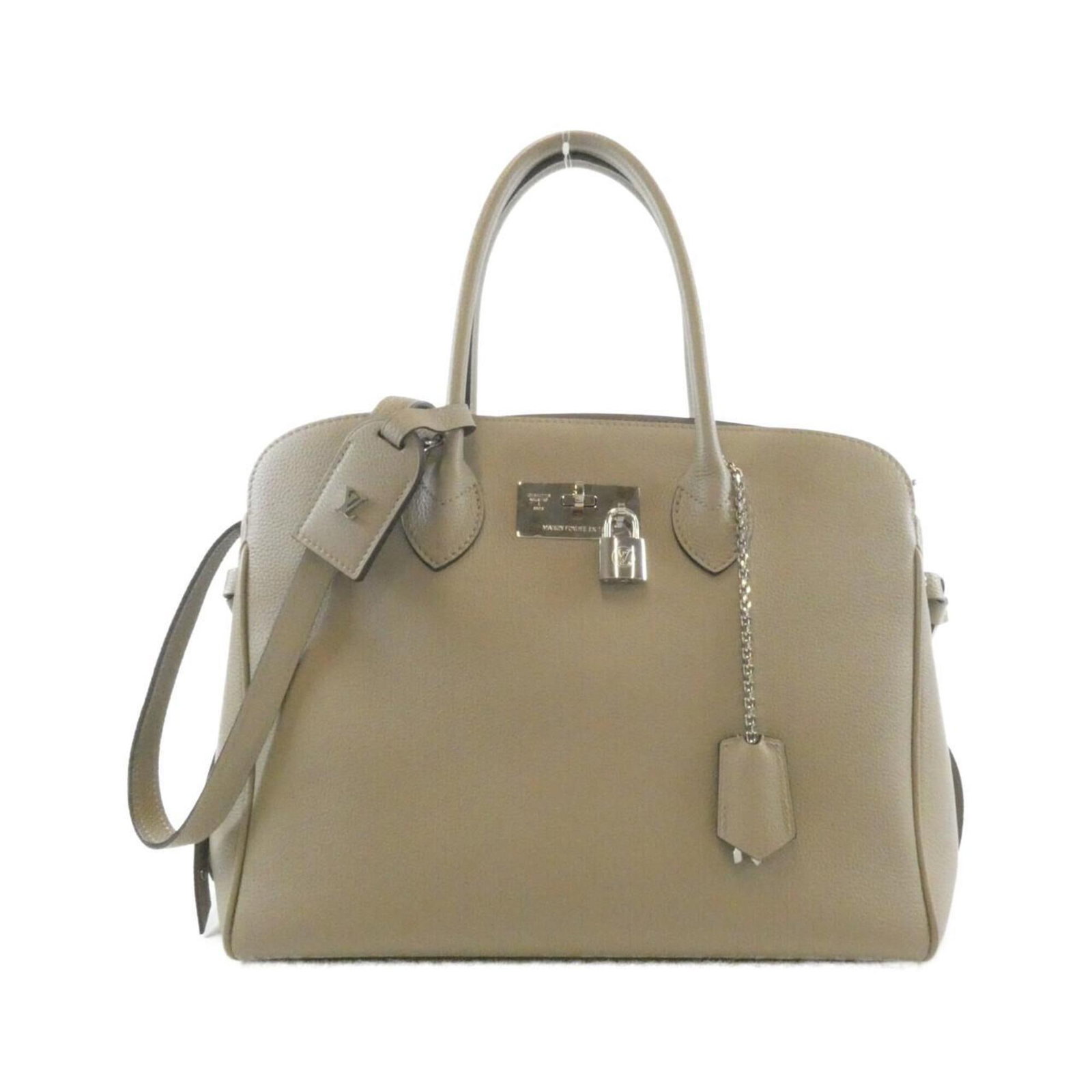 Handbag Leather Louis Vuitton: Handbag Leather Louis Vuitton Calfskin leather handbag with a classic design, measuring 26cm x 32cm x 16cm, features a beige and Tourterelle color combination, and is adorned with silver hardware.