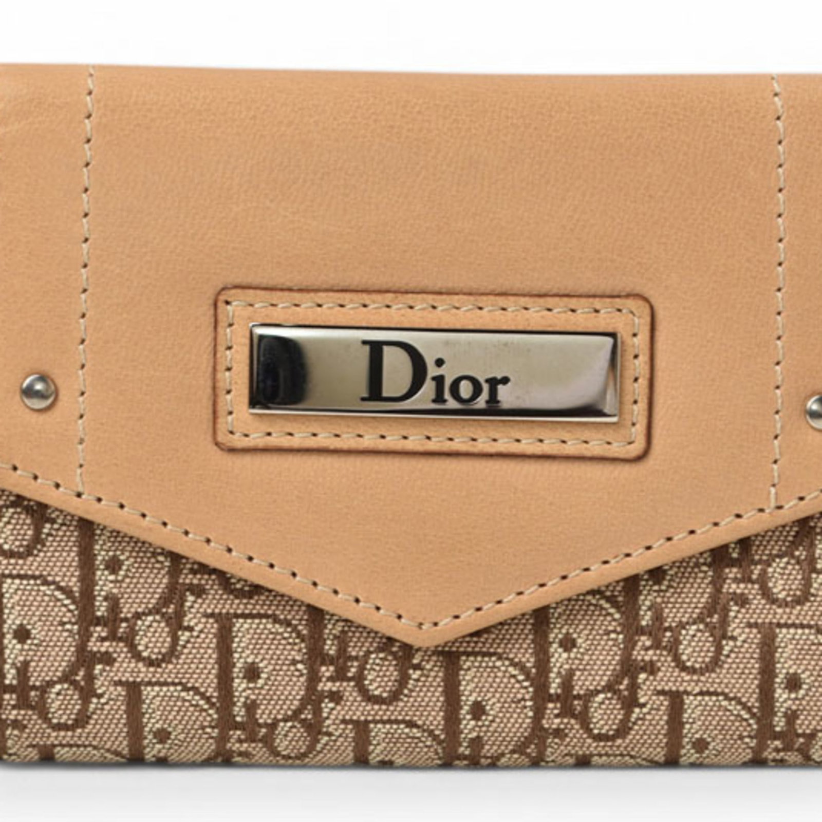 Keycase Leather Canvas Dior Christian: Keycase Leather Canvas Dior Christian Leather and canvas come together in a sleek keycase from Christian Dior, available in a natural beige hue. Measuring 7.5cm x 10cm x 2.3cm, this compact accessory 