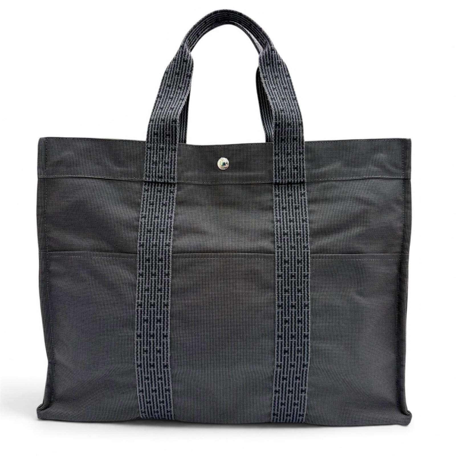 Polyamide Polyester Bag Tote Handbag Hermes: Polyamide Polyester Bag Tote Handbag Hermes Polyamide and polyester blend materials give this gray tote bag a durable and versatile look. Measuring 35cm x 46.5cm x 14.5cm, it features silver hardware 