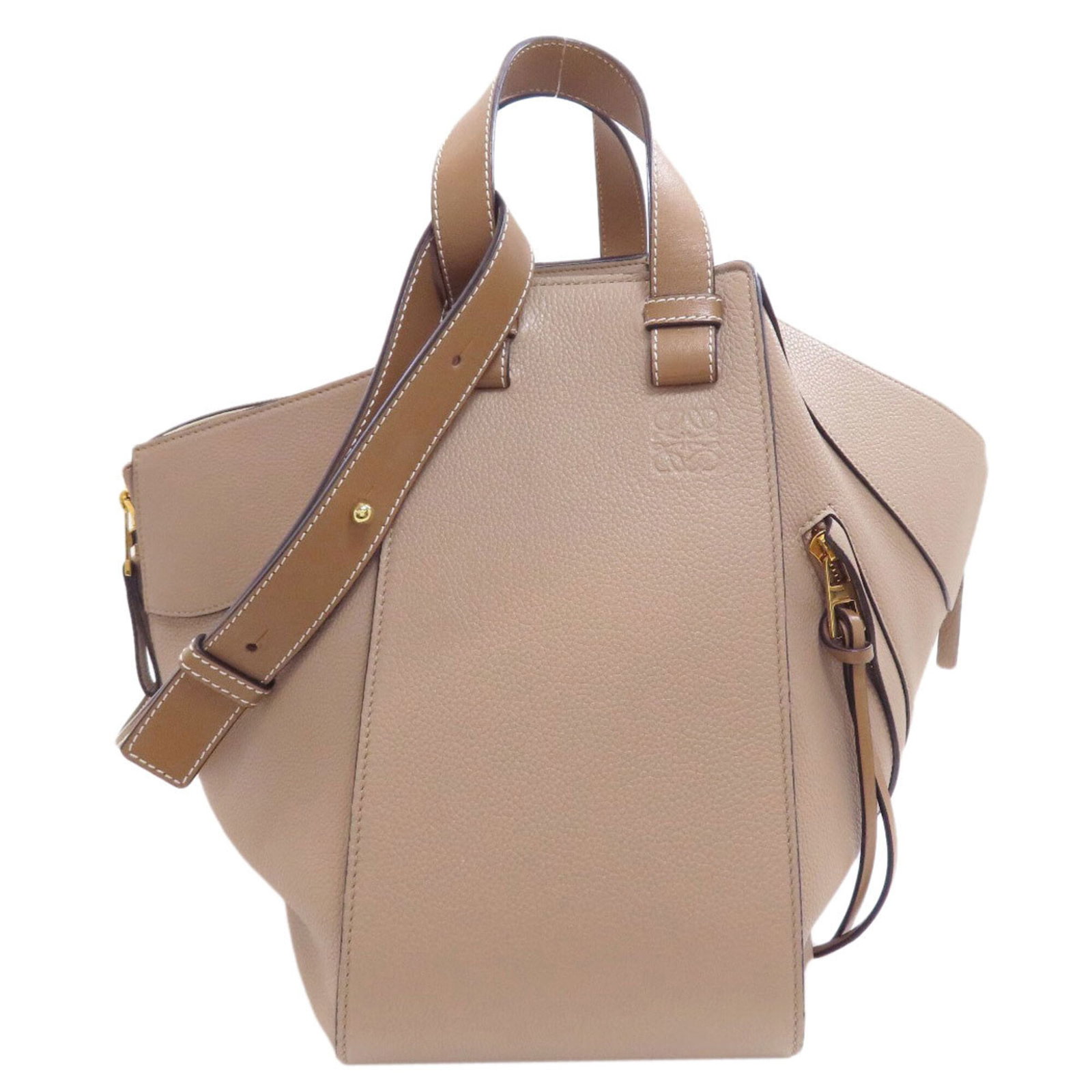 Handbag Leather Handbag: Handbag Leather Handbag Grayish leather handbag from Loewe, measuring 28cm x 15cm x 28cm. The bag's classic design and high-quality leather construction make it a timeless accessory. Its understated