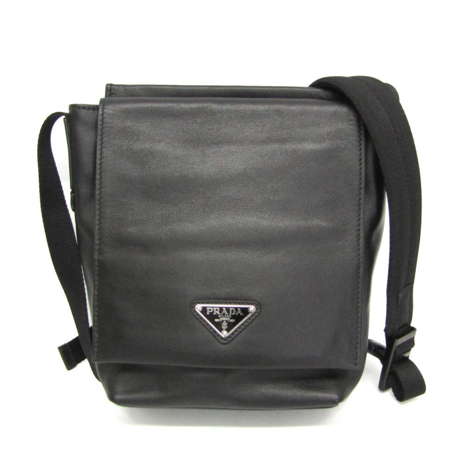 Shoulder Bag Leather Prada: Shoulder Bag Leather Prada Black leather shoulder bag from Prada, featuring a magnet closure and open pocket 1 with zipper pocket 1. Measuring 21cm x 15.5cm x 8.5cm, the bag has a strap length of