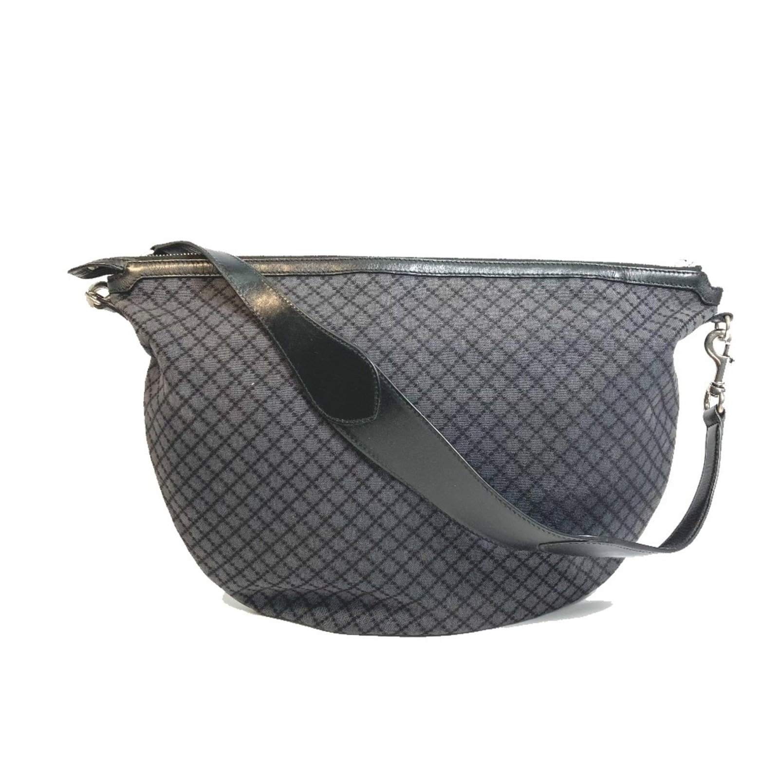 Shoulder Bag Cloth: Shoulder Bag Cloth Black cloth shoulder bag with a size of 51cm x 37cm. The bag features a classic design with a simple, understated style that suits everyday use. Its compact dimensions make it a