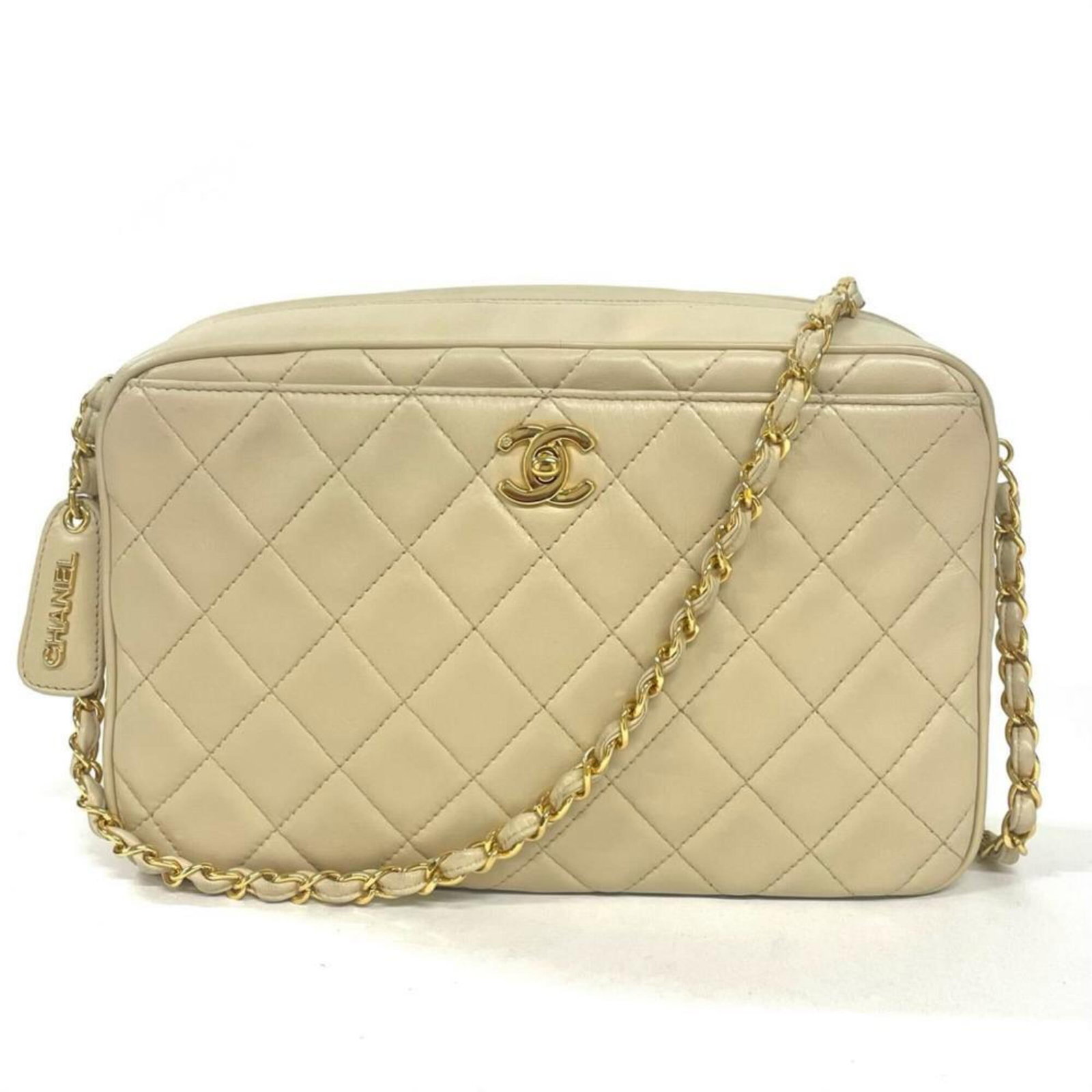 Shoulder Bag Leather Chanel: Shoulder Bag Leather Chanel This exquisite Beige Lambskin Shoulder Bag from Chanel boasts a classic design with clean lines and a timeless aesthetic. Made from high-quality leather, its 17cm x 27cm x