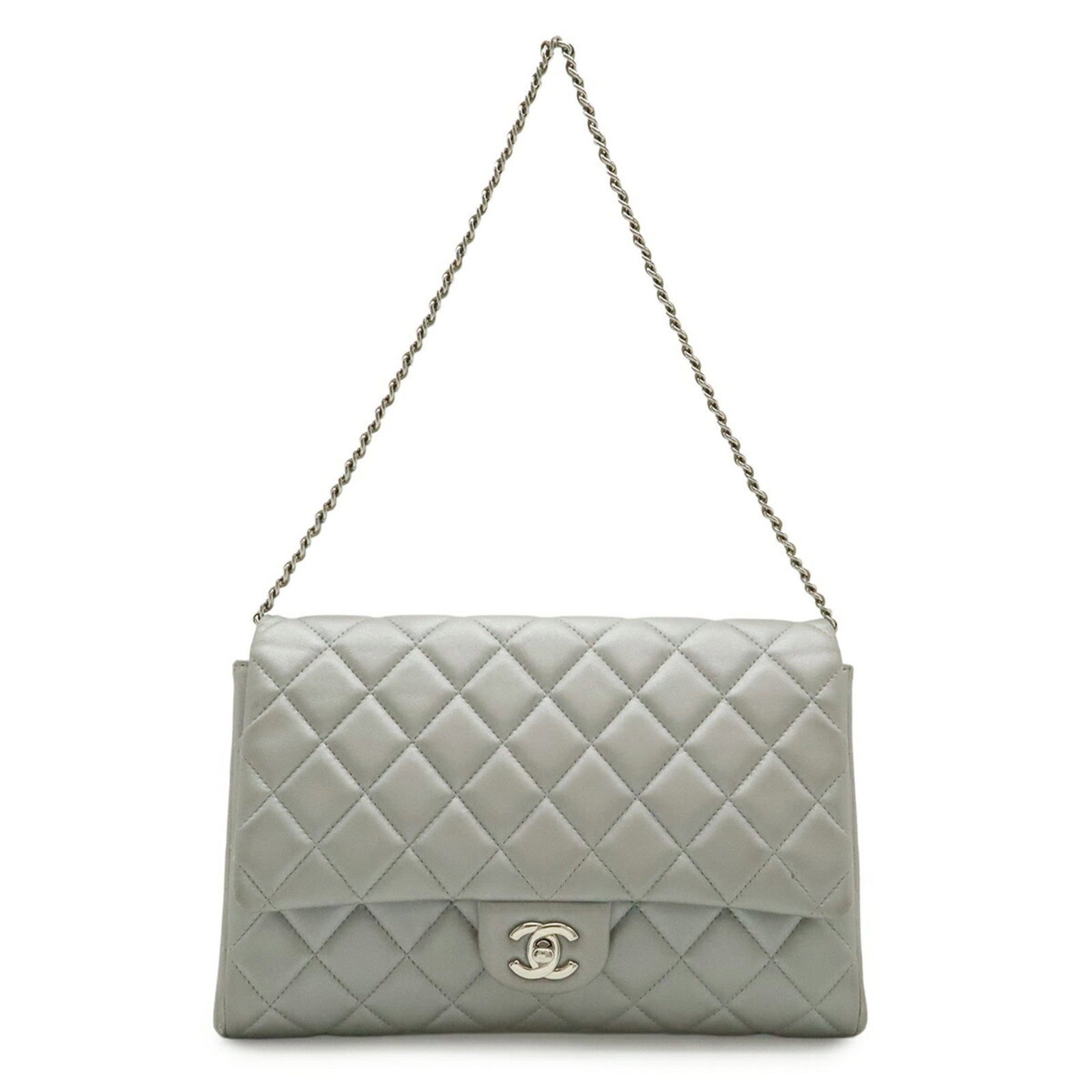 Shoulder Bag Leather Chanel: Shoulder Bag Leather Chanel Silver leather shoulder bag from Chanel, measuring 19.5cm x 27.5cm x 4cm. This bag features high-quality leather construction and a sleek design. The silver color adds a