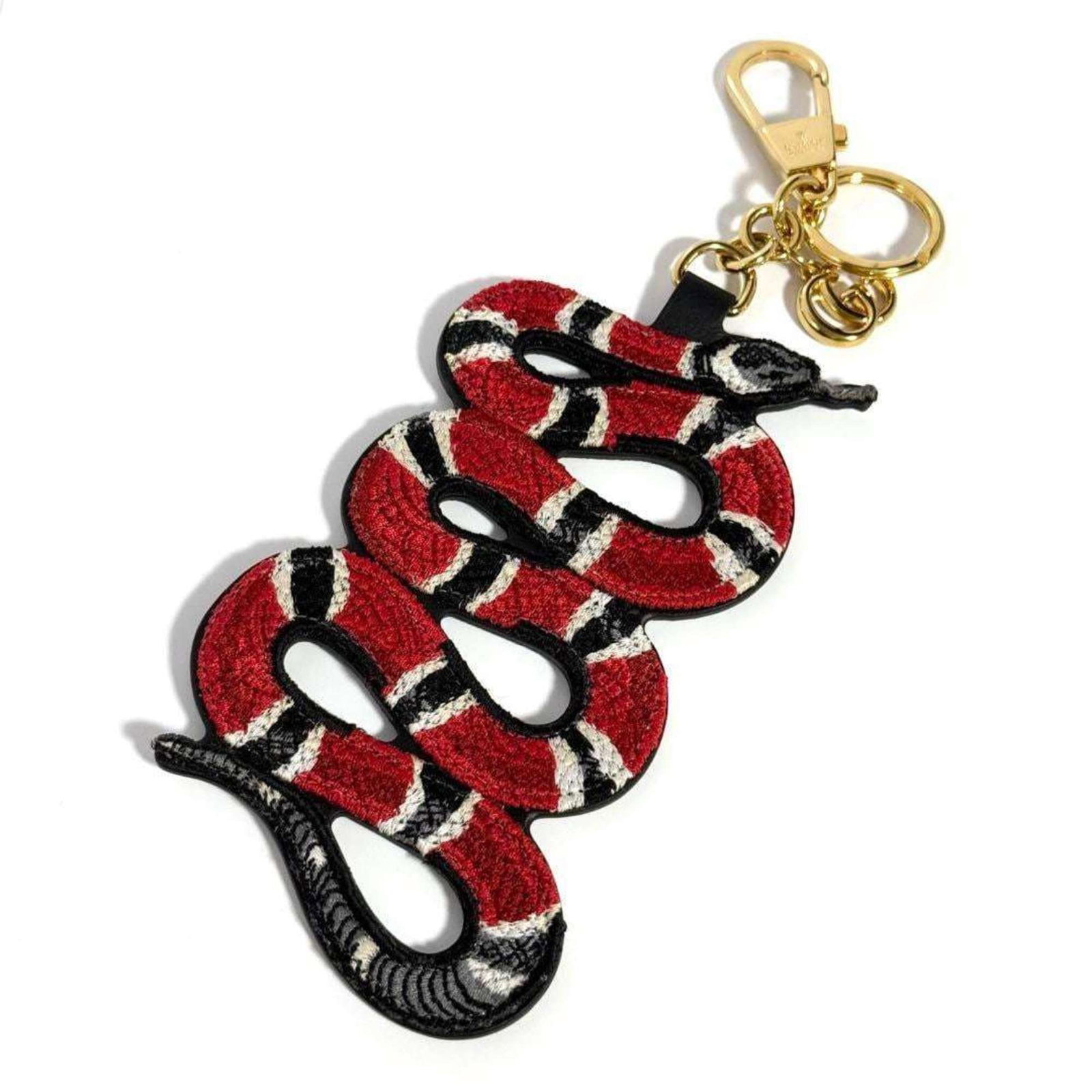 Gucci Keyring Supreme Metal: Gucci Keyring Supreme Metal Gucci Keyring Supreme Metal features a striking GG Supreme design, combining metal with a bold, iconic pattern. The keyring measures 20.5cm x 7.5cm, offering a substantial 