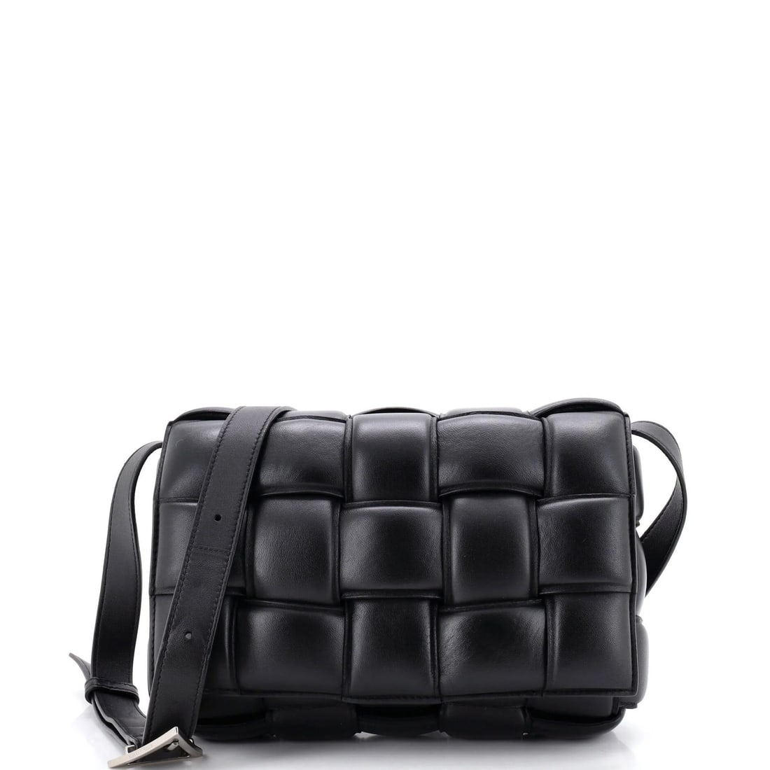 Padded Maxi Leather Intrecciato Crossbody Bag Cassette Veneta: Padded Maxi Leather Intrecciato Crossbody Bag Cassette Veneta Padded Maxi Leather Intrecciato Crossbody Bag Cassette Veneta - A luxurious black leather crossbody bag featuring iconic Intrecciato