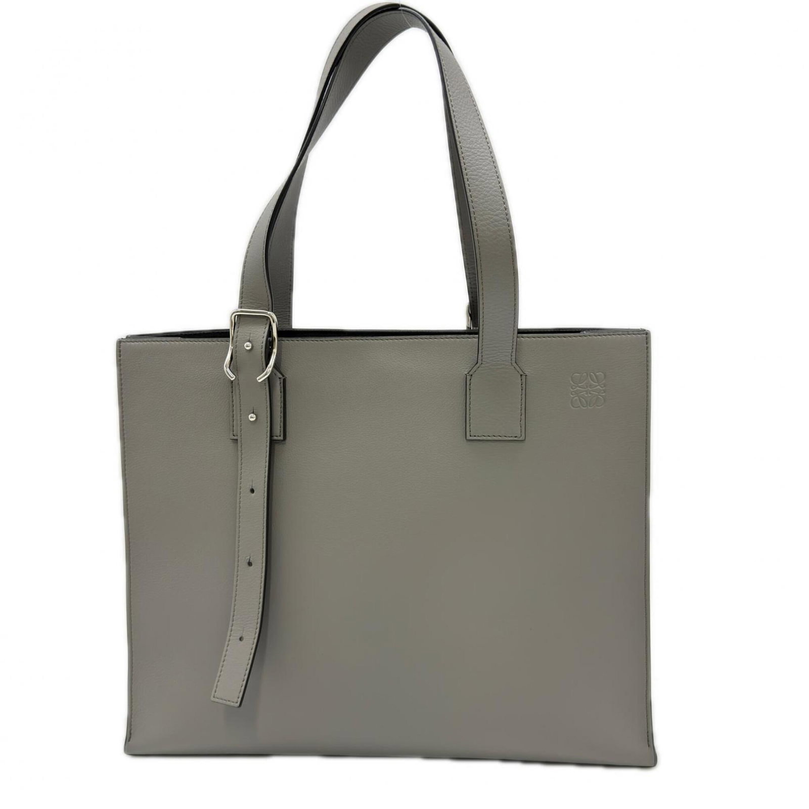 Shoulder Bag Leather Tote Loewe: Shoulder Bag Leather Tote Loewe Calfskin leather shoulder bag with a classic tote design, featuring a magnetic closure and a long handle for comfortable carrying. Measuring 31.5cm x 39.5cm x 9cm, this