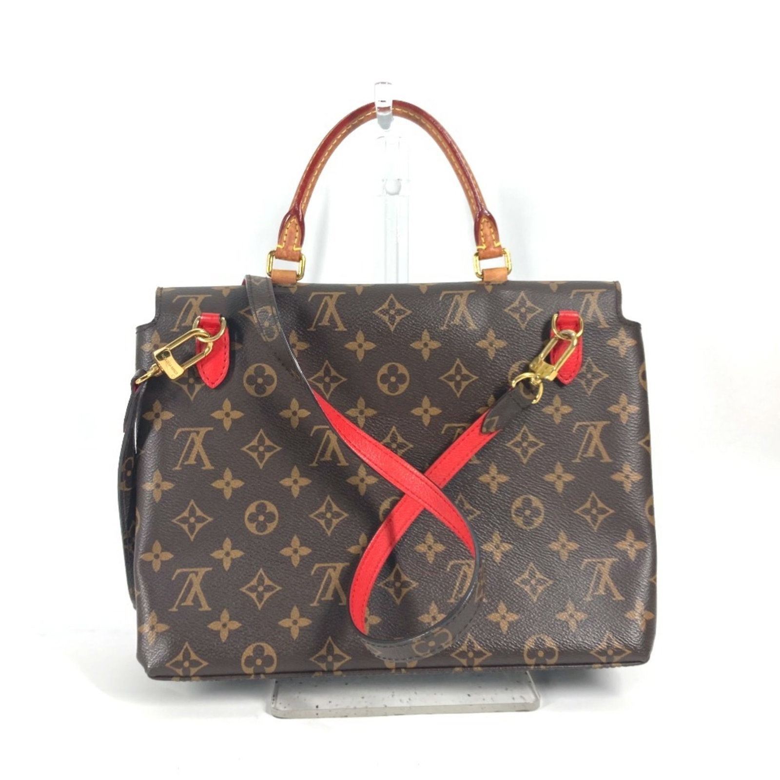 Shoulder bag tote bag Louis Vuitton monogram: Shoulder bag tote bag Louis Vuitton monogram Monogrammed with iconic Louis Vuitton design, this shoulder bag tote bag boasts a classic, timeless look. Measuring 22.5cm x 27.5cm x 9cm, it offers a spac